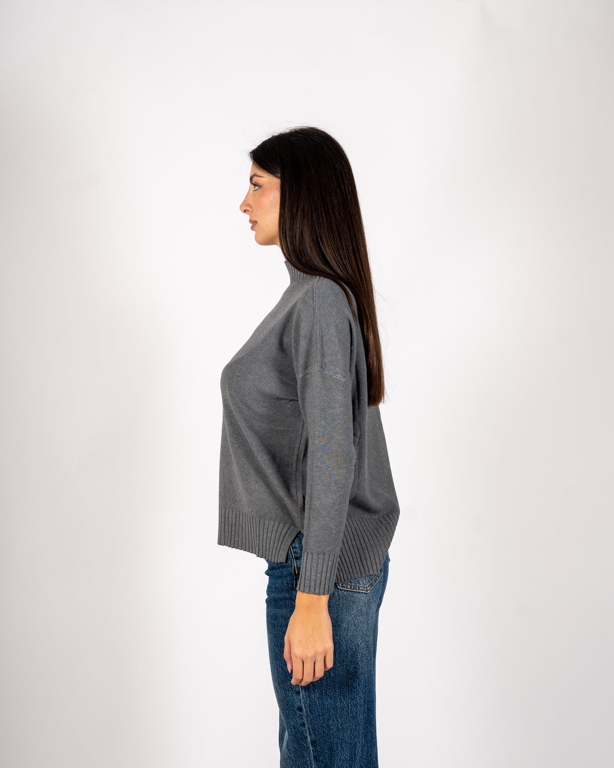Maglia collo alto con spacchetti sul fondo - Gesso