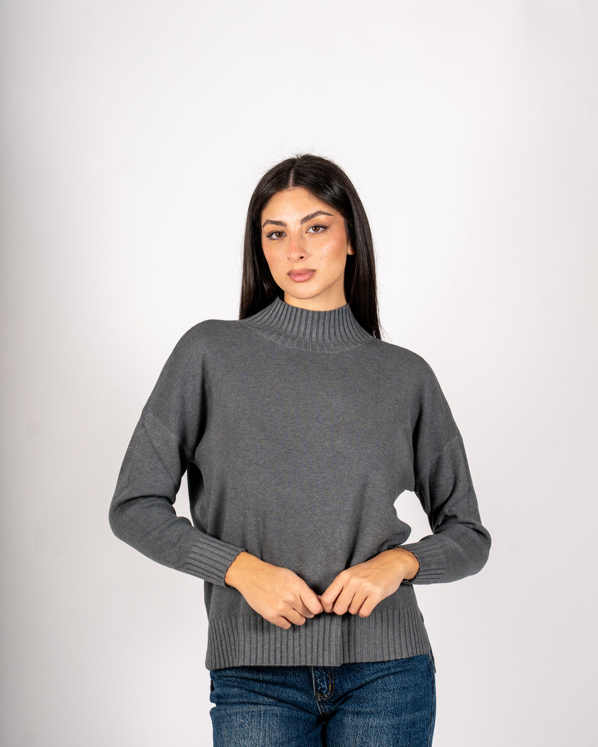 Maglia collo alto con spacchetti sul fondo - Gesso
