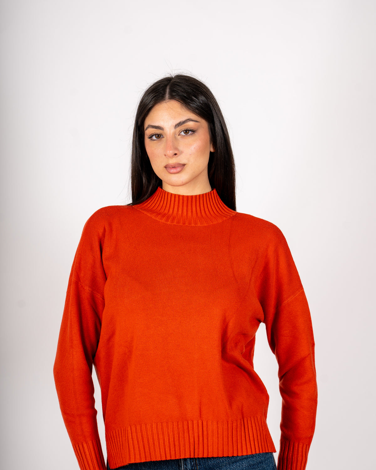 Maglia collo alto con spacchetti sul fondo - Gesso