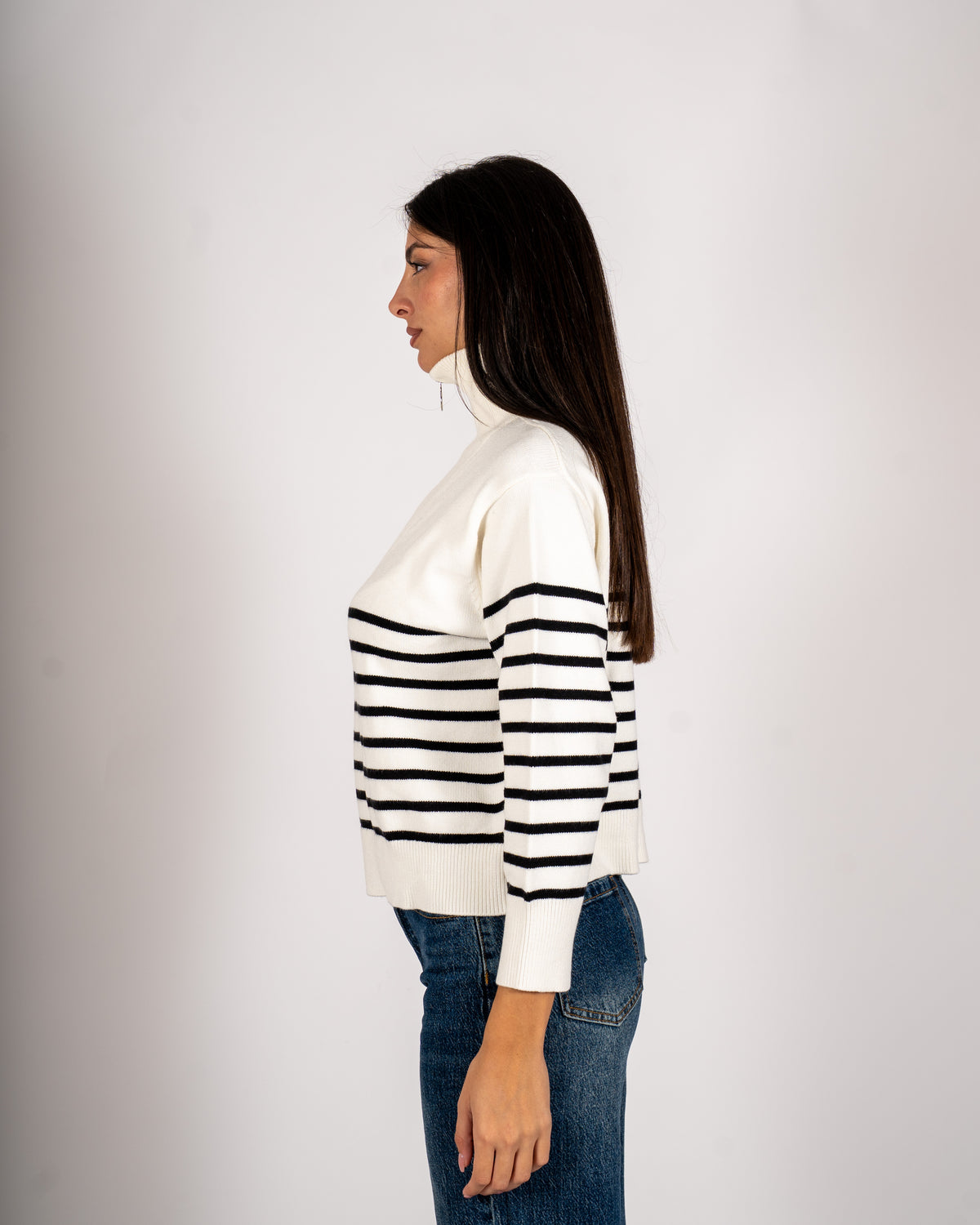 Maglia rigata collo alto con zip - Venale