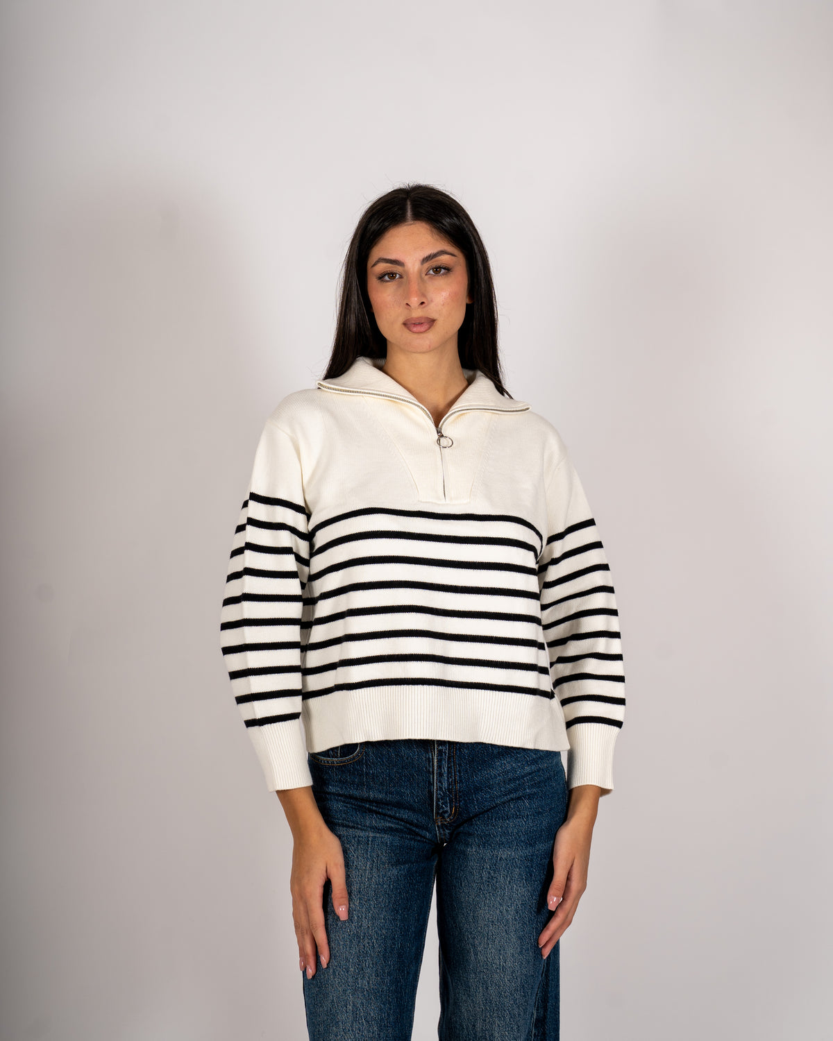 Maglia rigata collo alto con zip - Venale