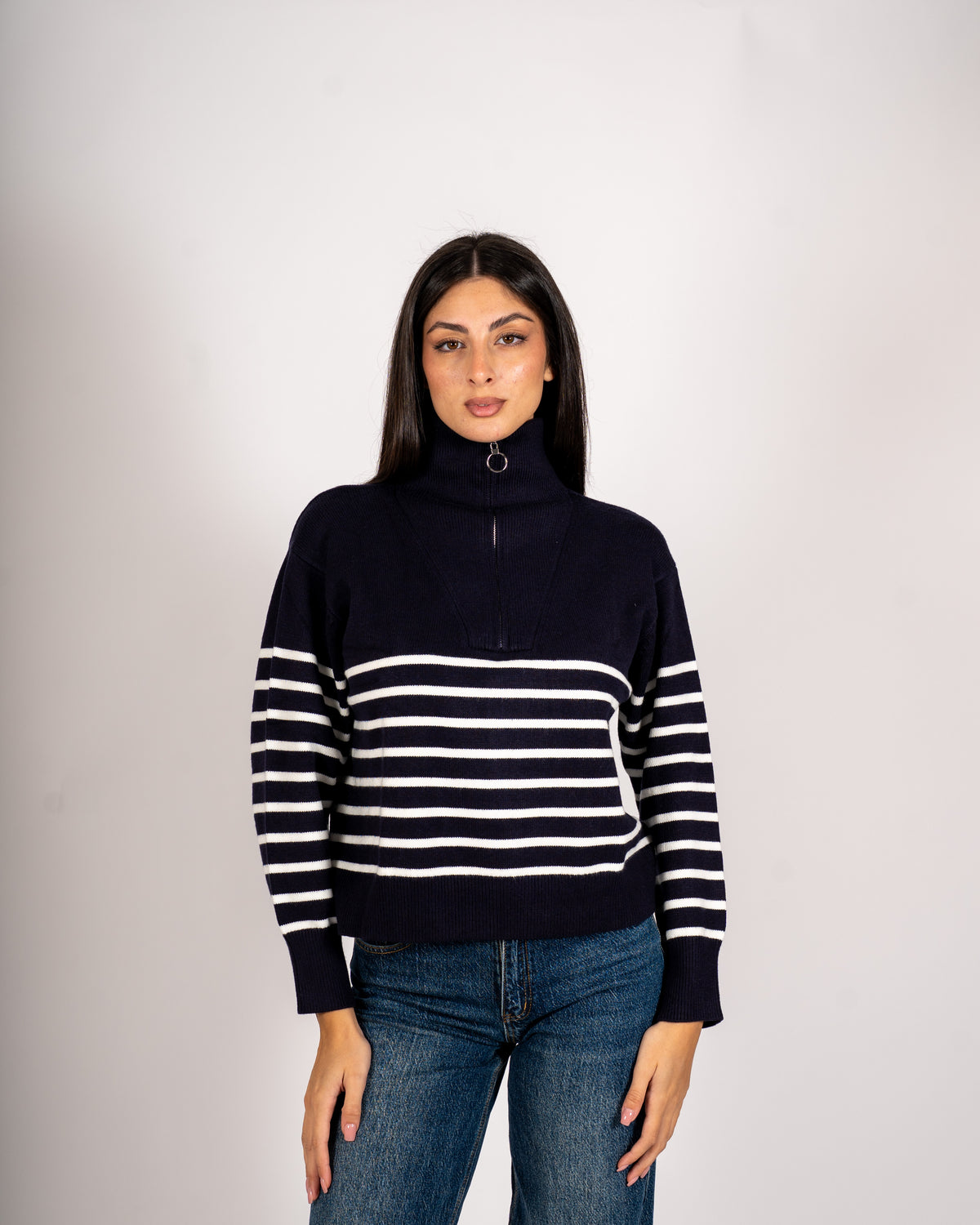 Maglia rigata collo alto con zip - Venale