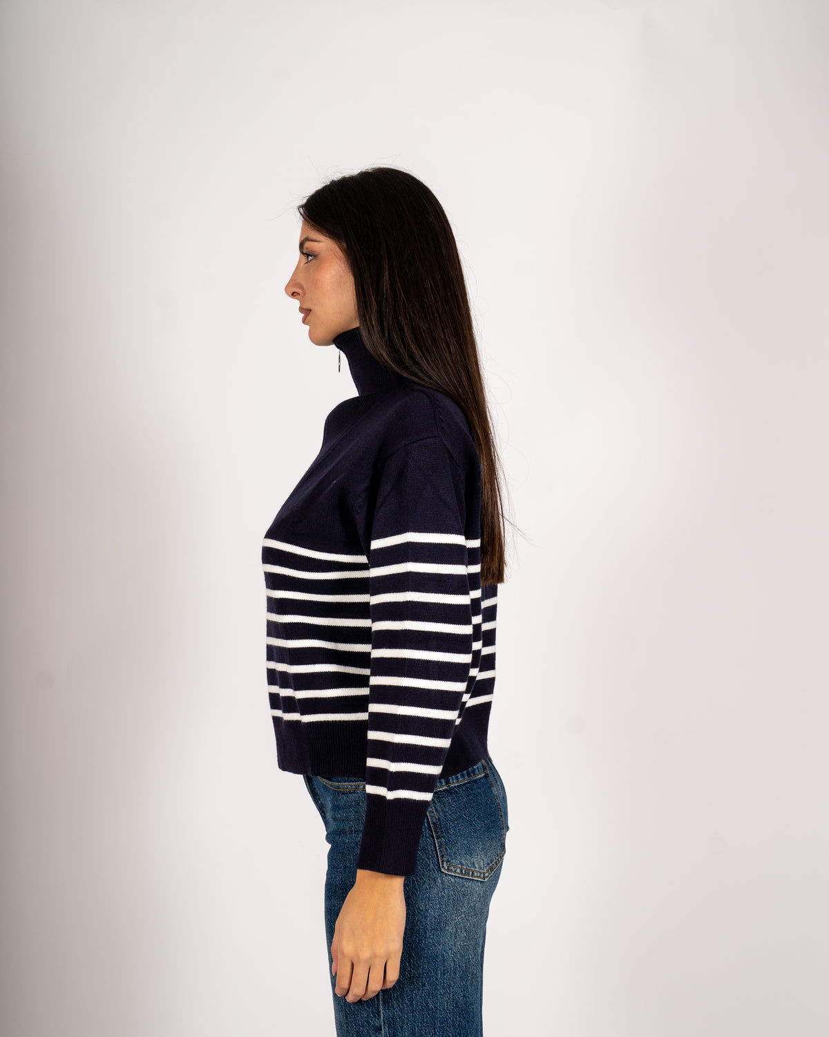 Maglia rigata collo alto con zip - Venale
