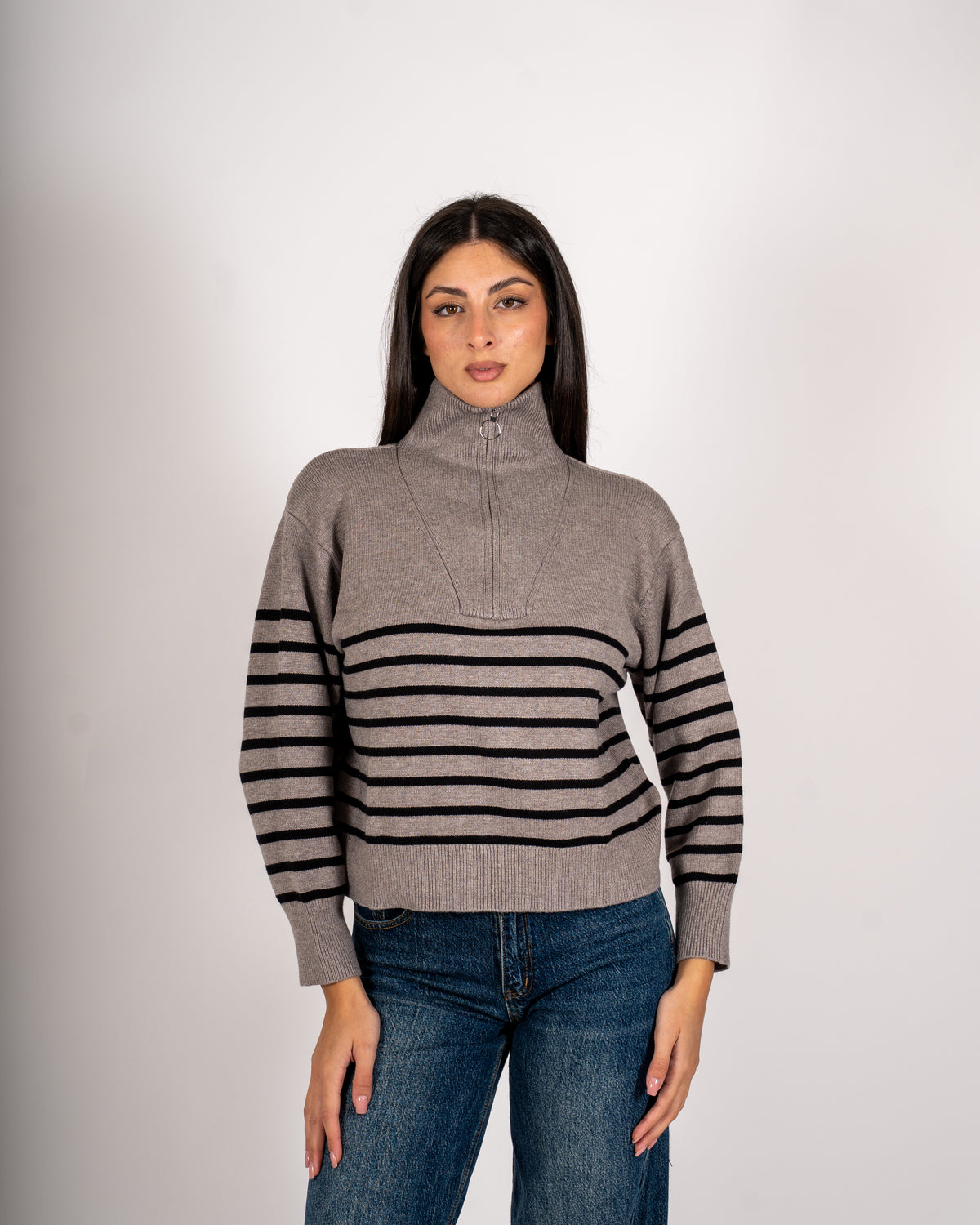 Maglia rigata collo alto con zip - Venale