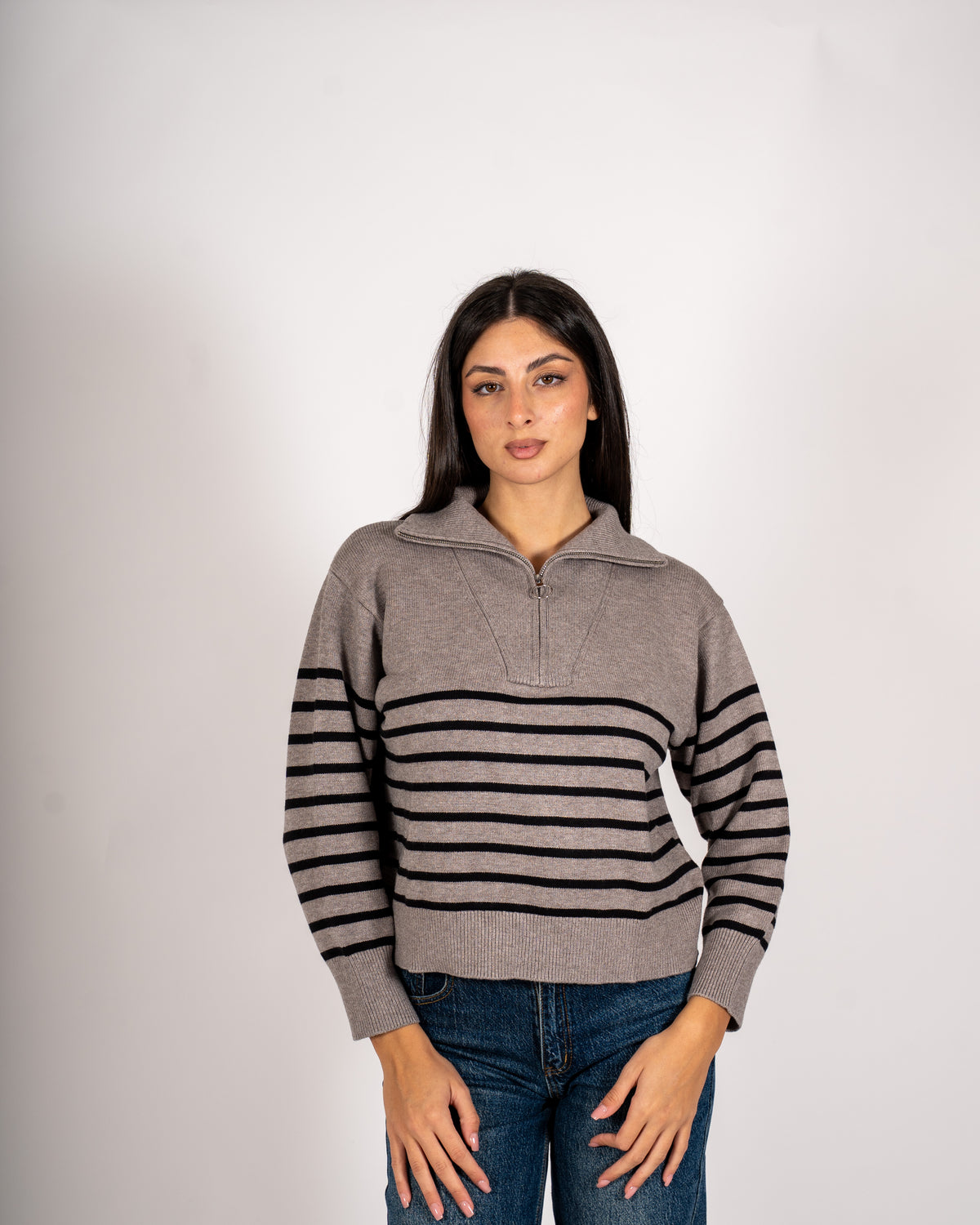 Maglia rigata collo alto con zip - Venale