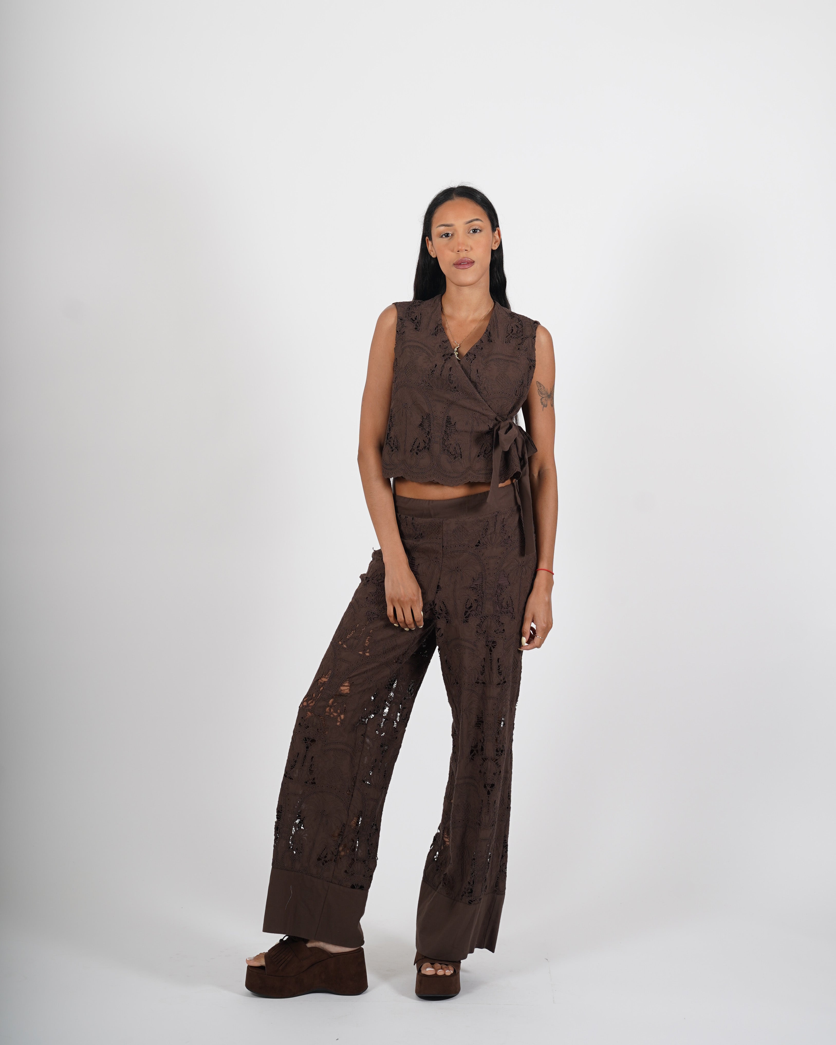 Blusa smanicata ad incrocio in cotone san gallo - Fontina