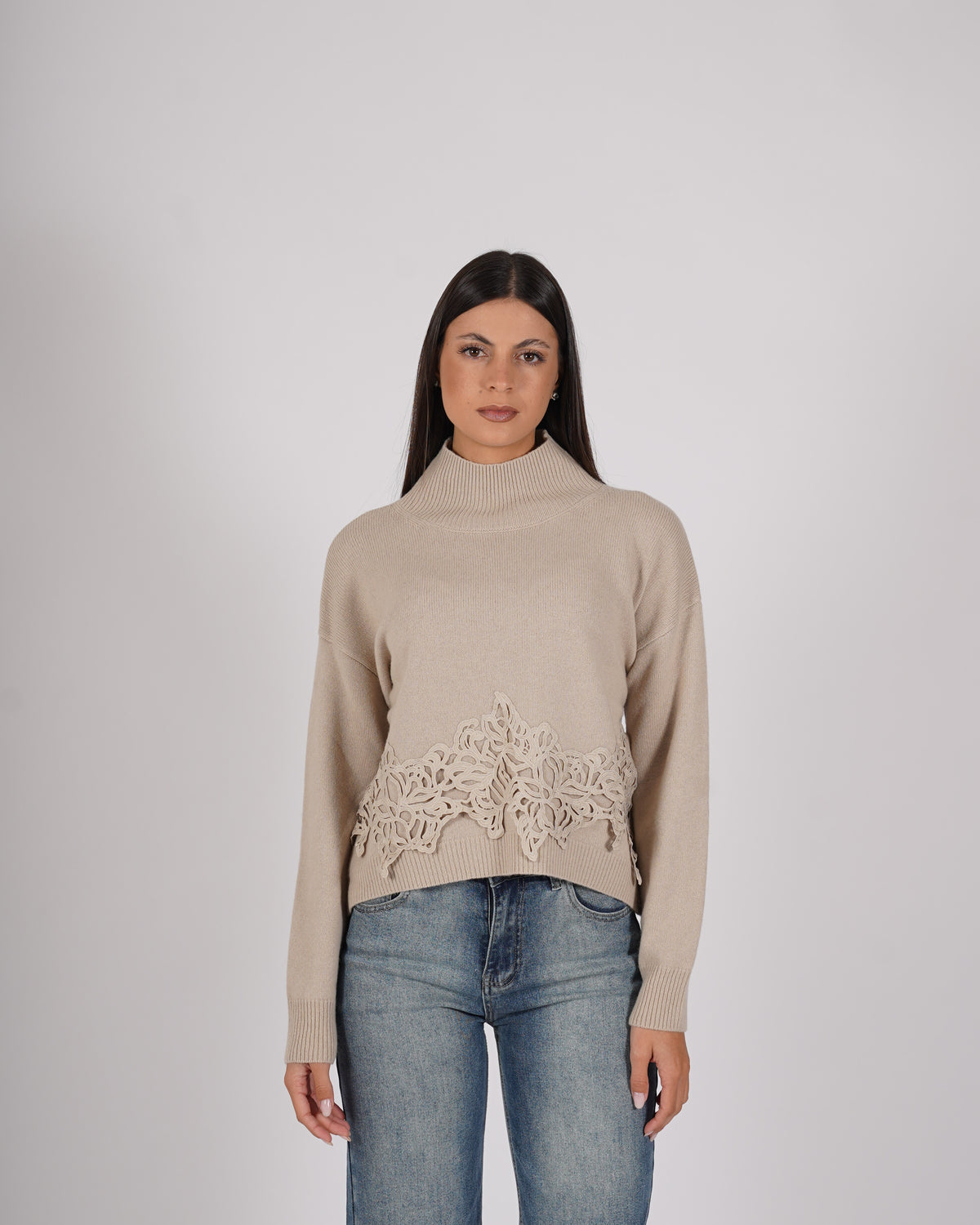 Maglia collo alto con ricamo in lana - Sarnella