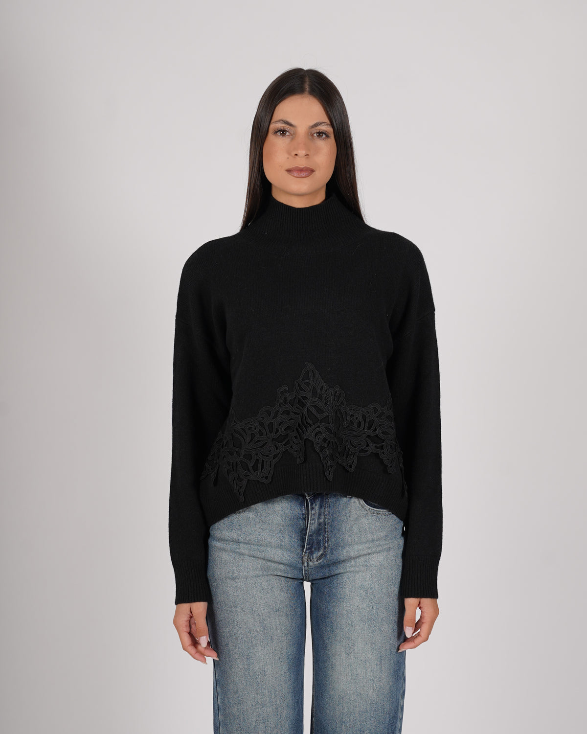 Maglia collo alto con ricamo in lana - Sarnella