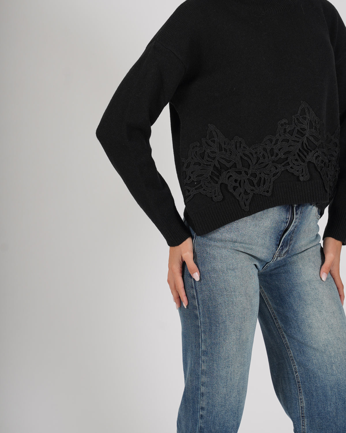 Maglia collo alto con ricamo in lana - Sarnella