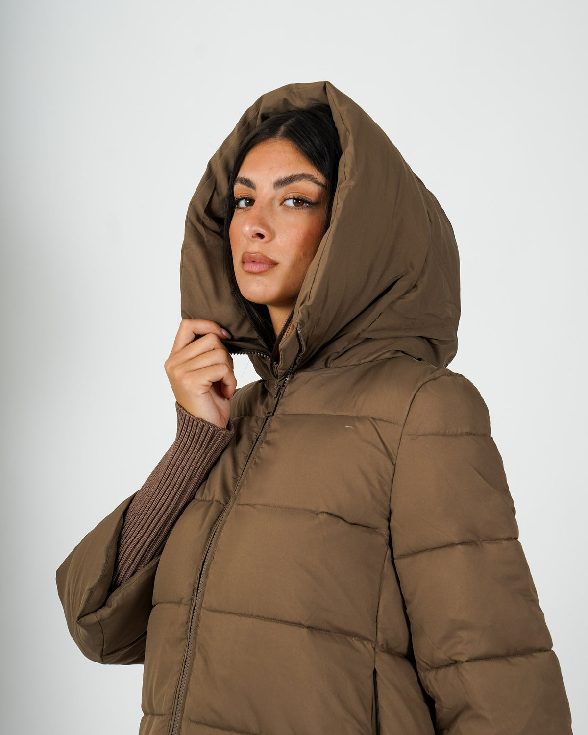 Piumino trapuntato con cappuccio, tasche a filo e chiusura con zip - Carla