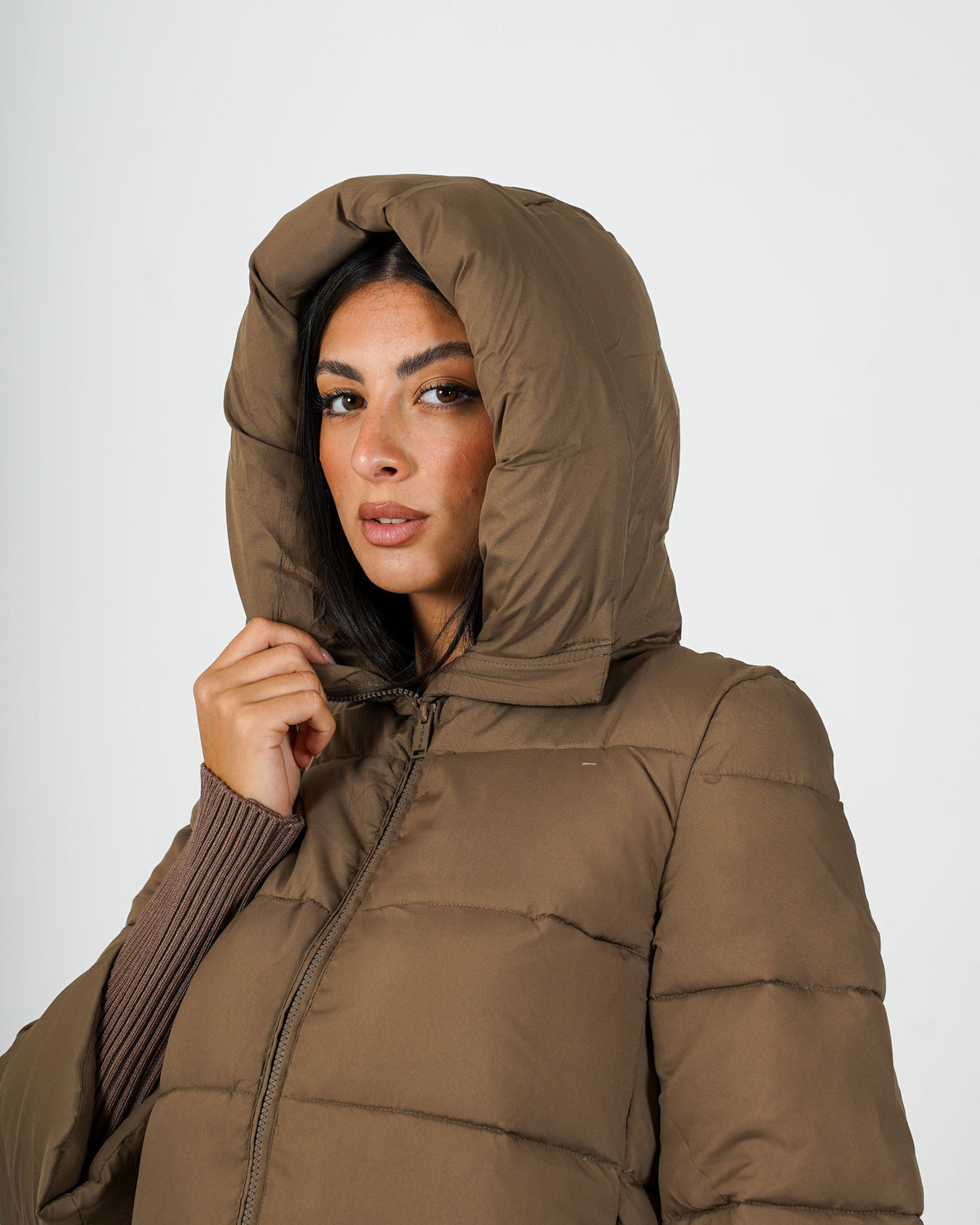 Piumino trapuntato con cappuccio, tasche a filo e chiusura con zip - Carla