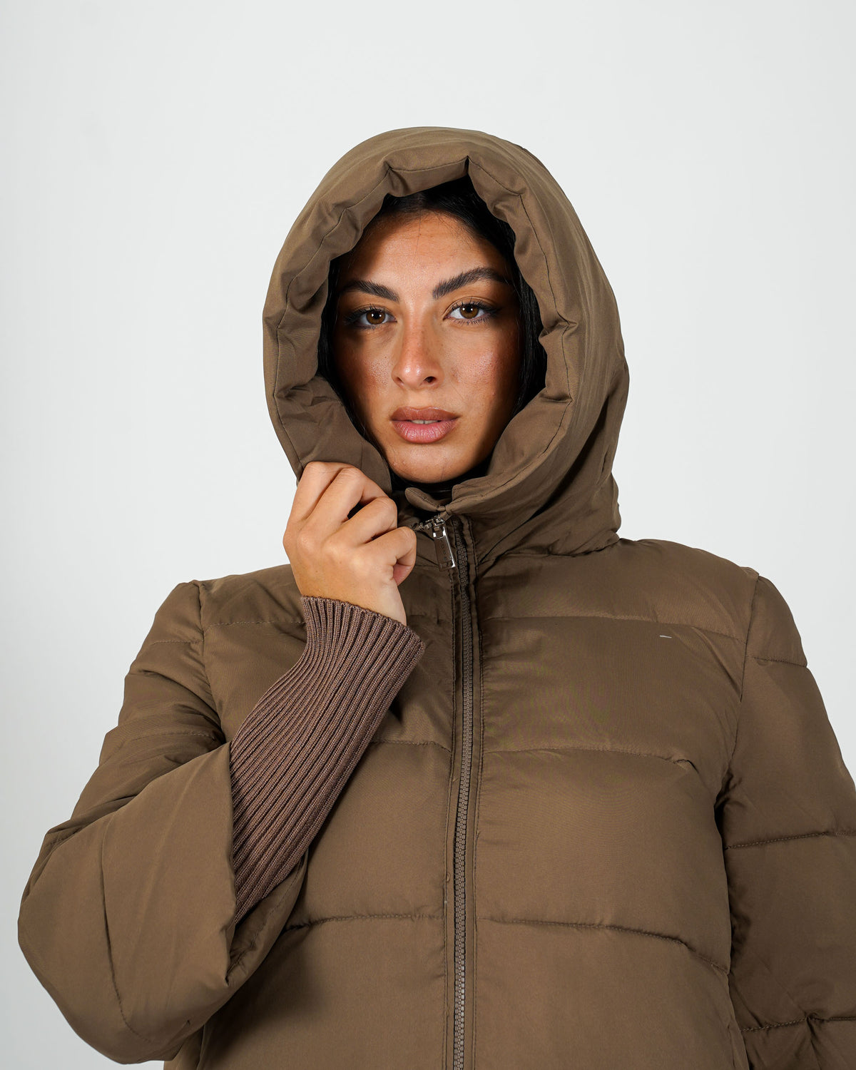 Piumino trapuntato con cappuccio, tasche a filo e chiusura con zip - Carla