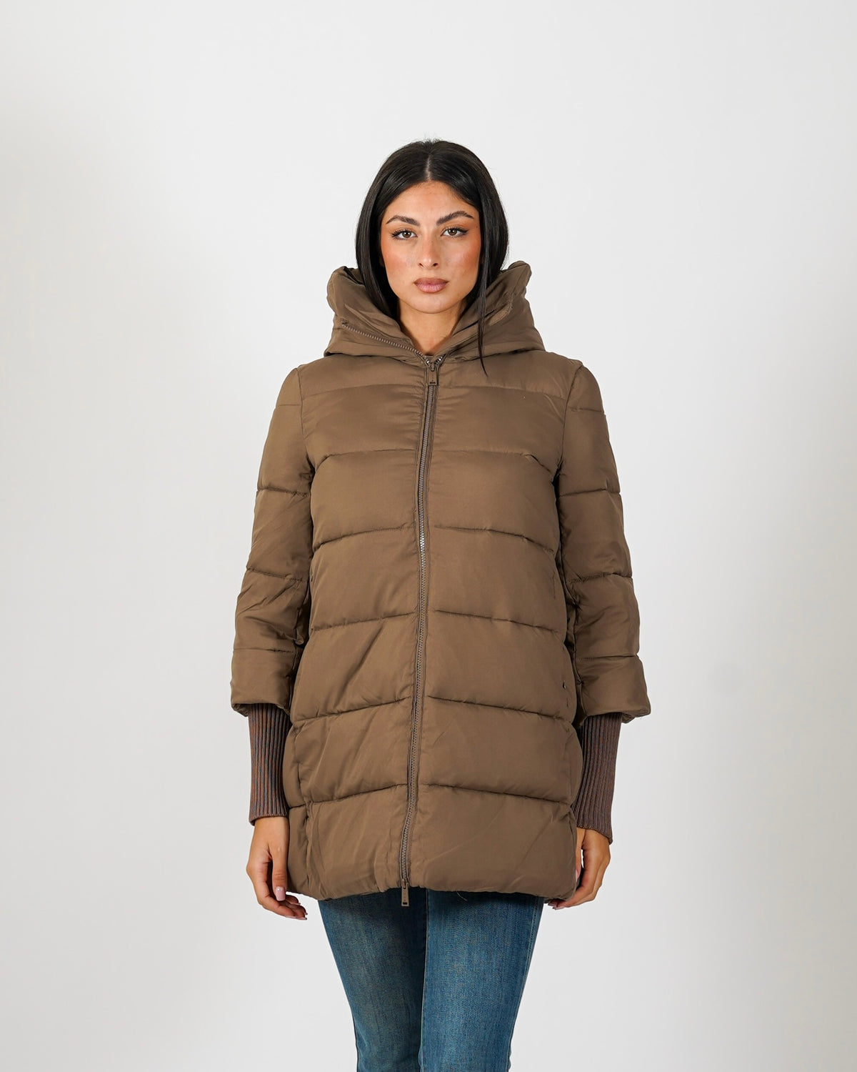 Piumino trapuntato con cappuccio, tasche a filo e chiusura con zip - Carla