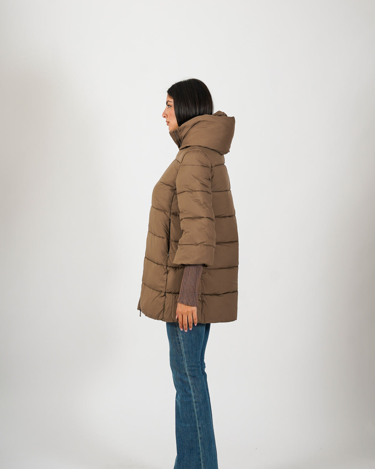 Piumino trapuntato con cappuccio, tasche a filo e chiusura con zip - Carla