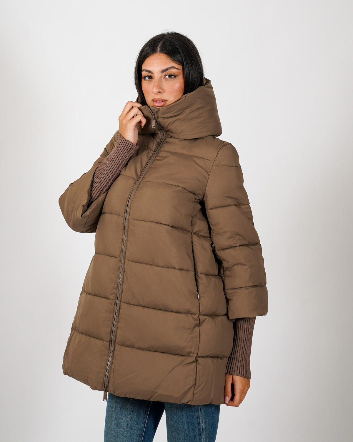 Piumino trapuntato con cappuccio, tasche a filo e chiusura con zip - Carla