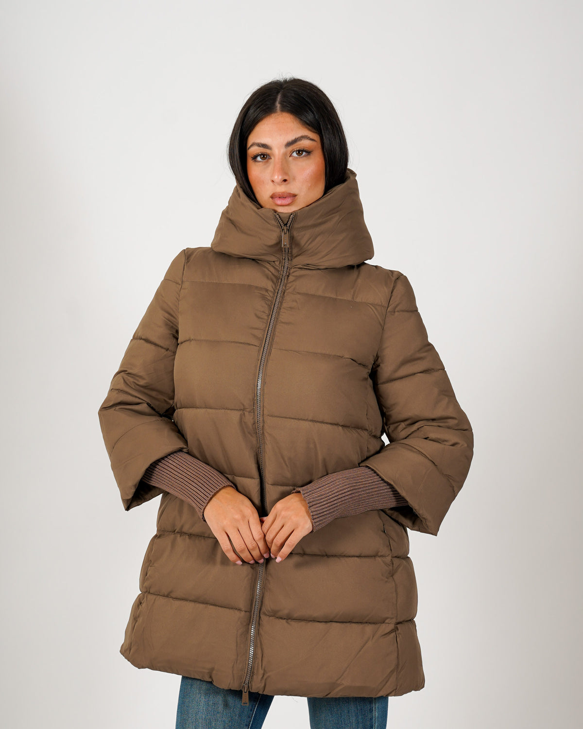 Piumino trapuntato con cappuccio, tasche a filo e chiusura con zip - Carla