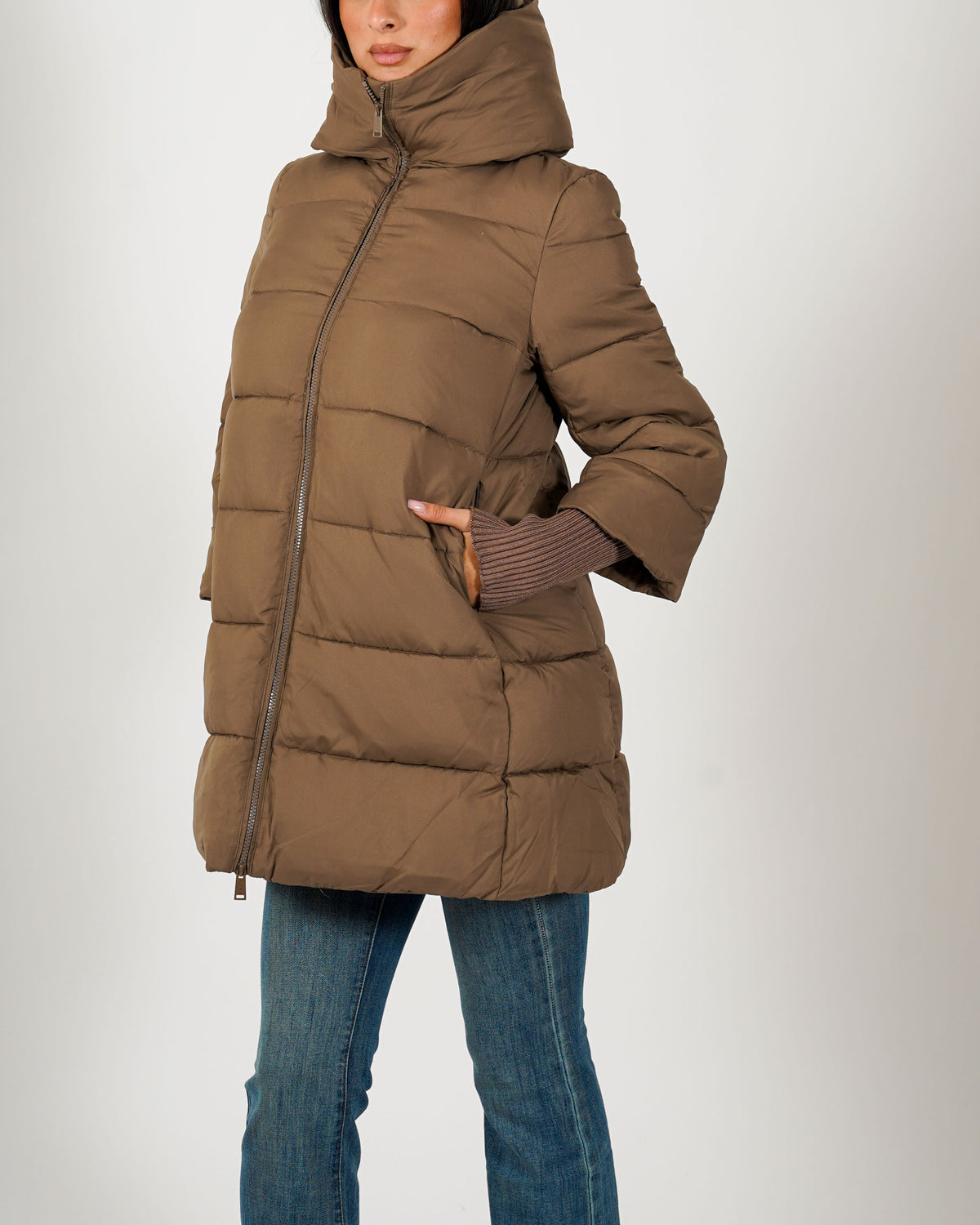 Piumino trapuntato con cappuccio, tasche a filo e chiusura con zip - Carla