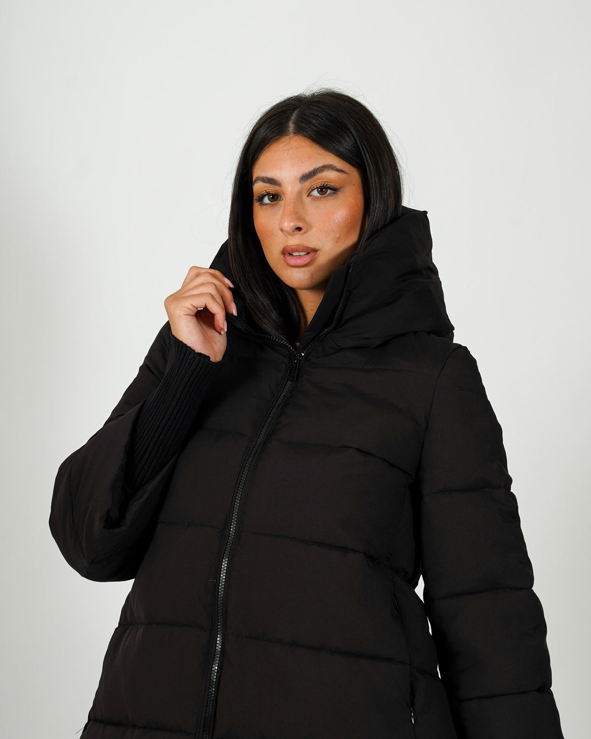 Piumino trapuntato con cappuccio, tasche a filo e chiusura con zip - Carla