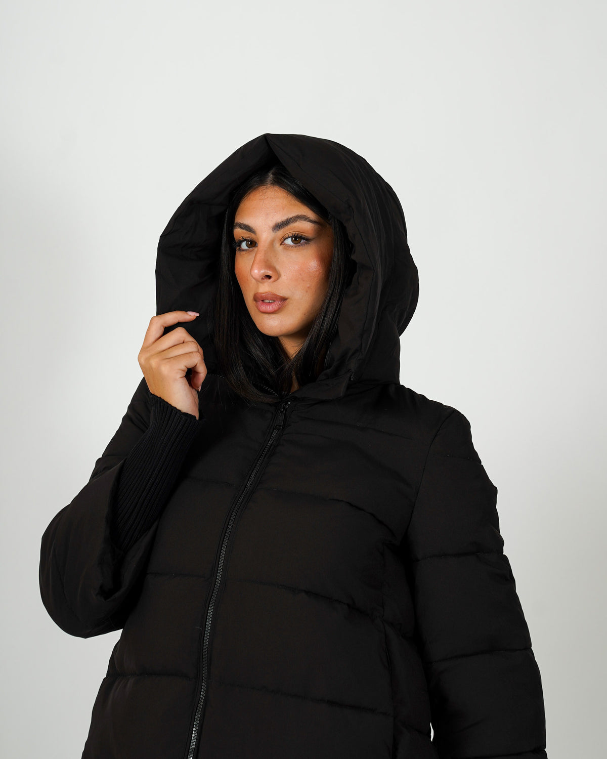 Piumino trapuntato con cappuccio, tasche a filo e chiusura con zip - Carla