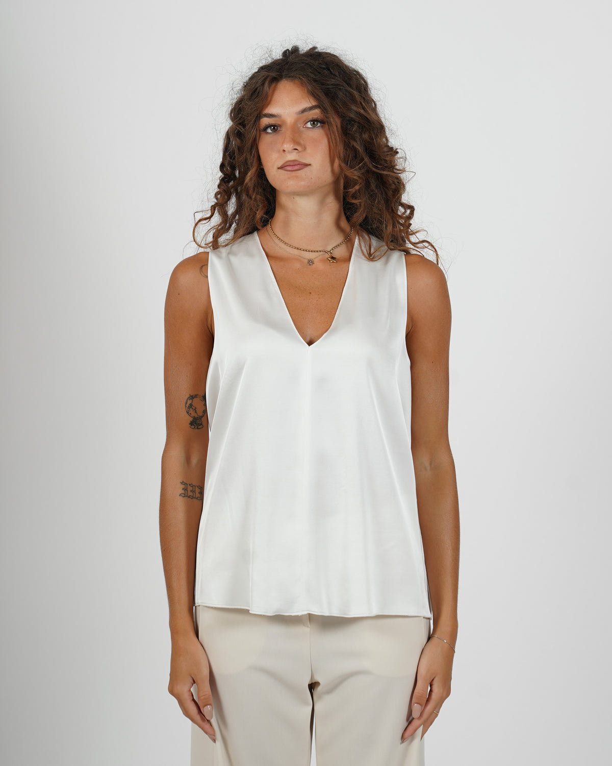 Blusa smanicata scollo a v in raso - Pausini