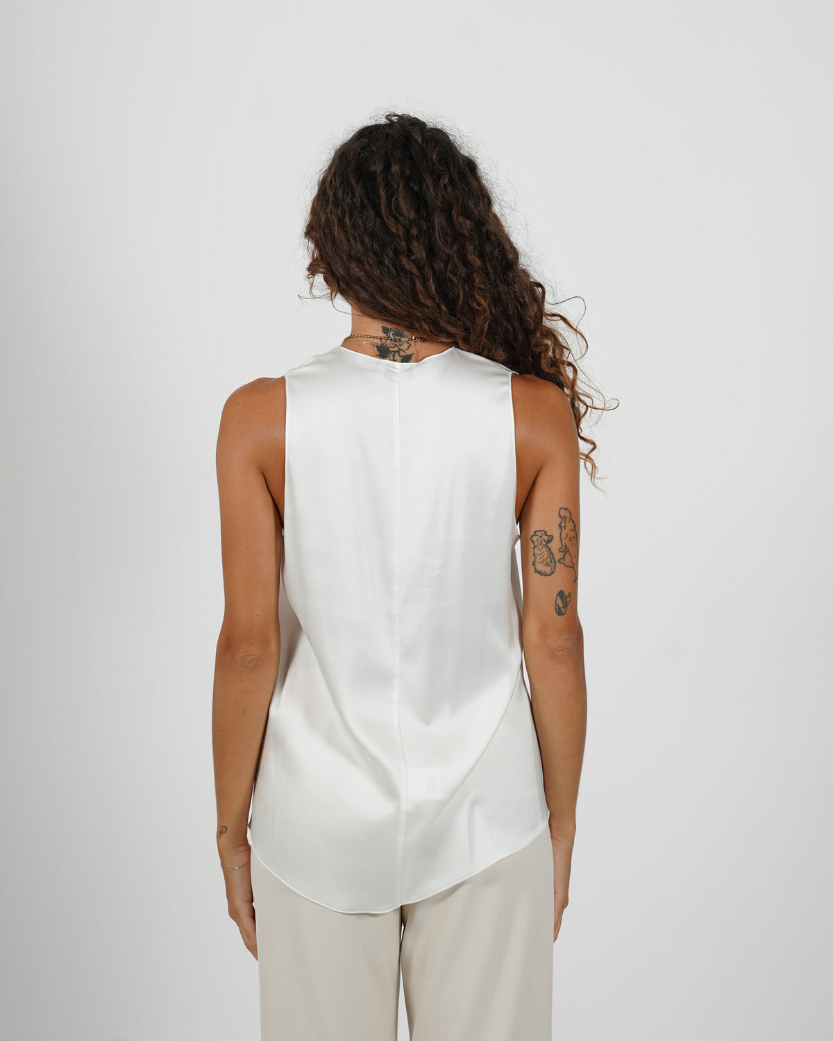 Blusa smanicata scollo a v in raso - Pausini