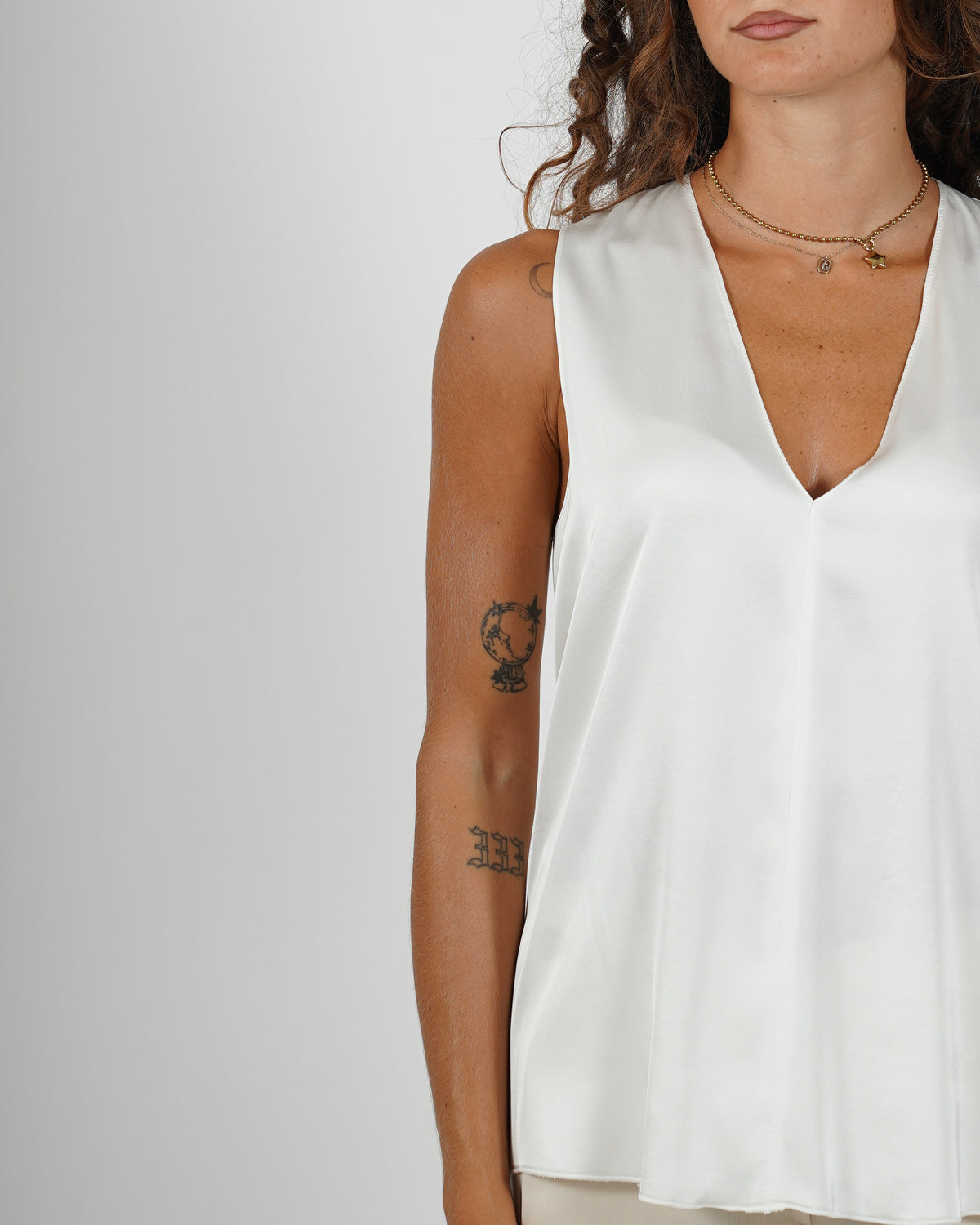 Blusa smanicata scollo a v in raso - Pausini