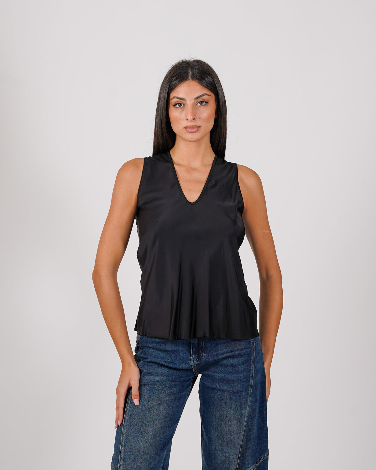 Blusa smanicata scollo a v in raso - Sherry