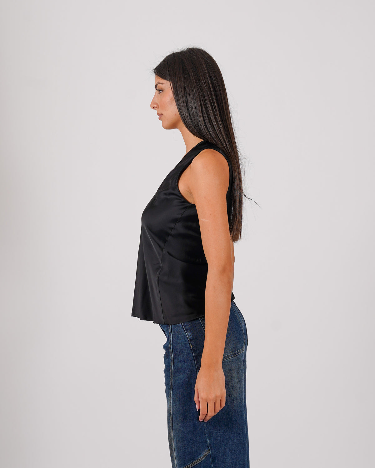 Blusa smanicata scollo a v in raso - Sherry