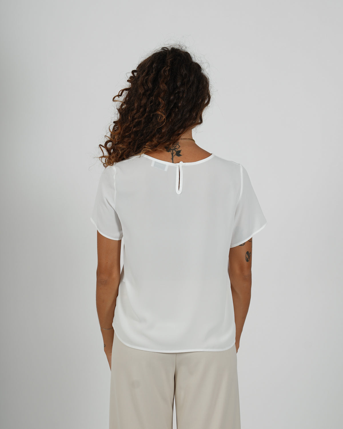 Shirt girocollo con bottoncino sul retro - Althea