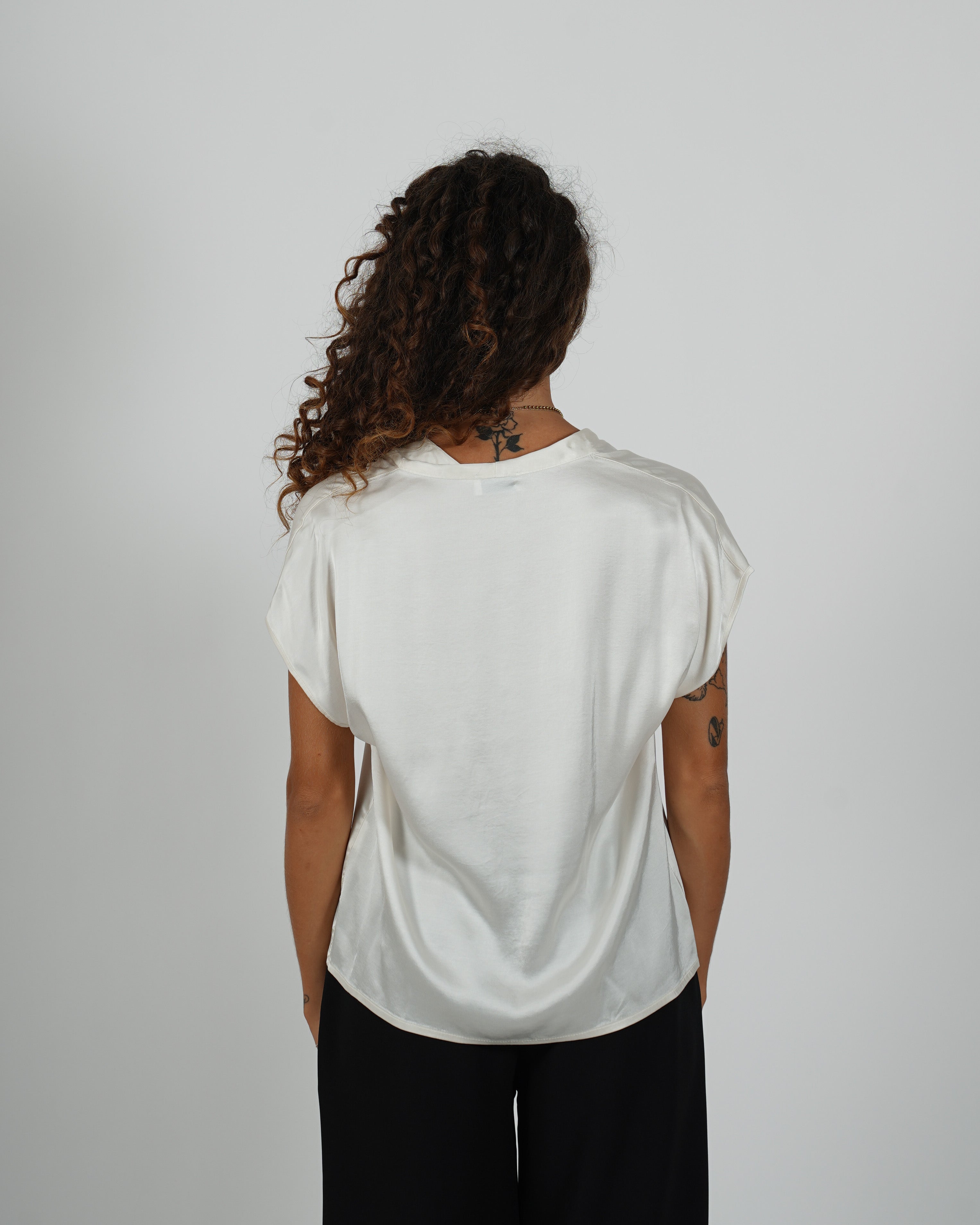 Blusa scolla a v in mano raso - Pistoia