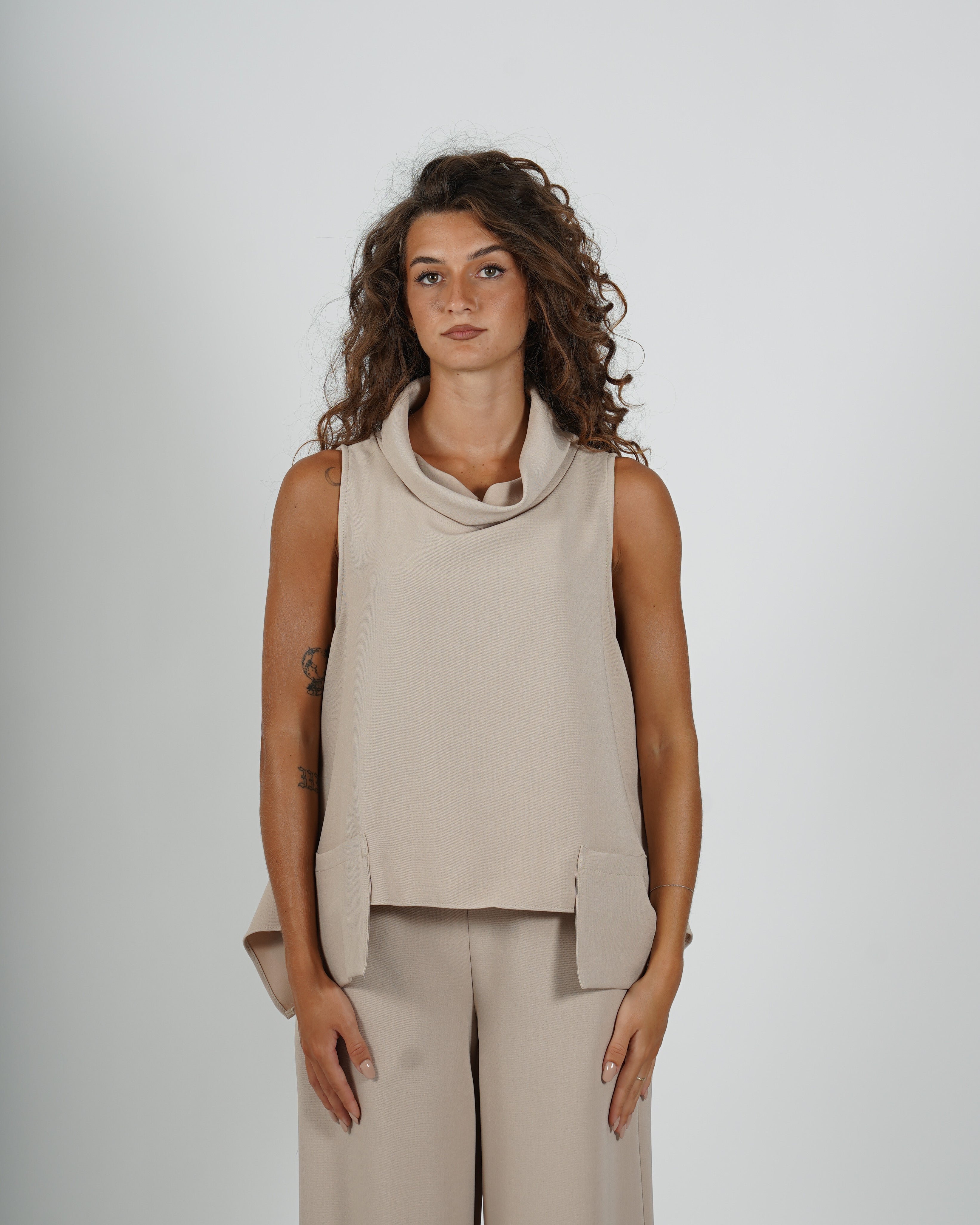 Blusa smanicata scollo a gronda - Mirata