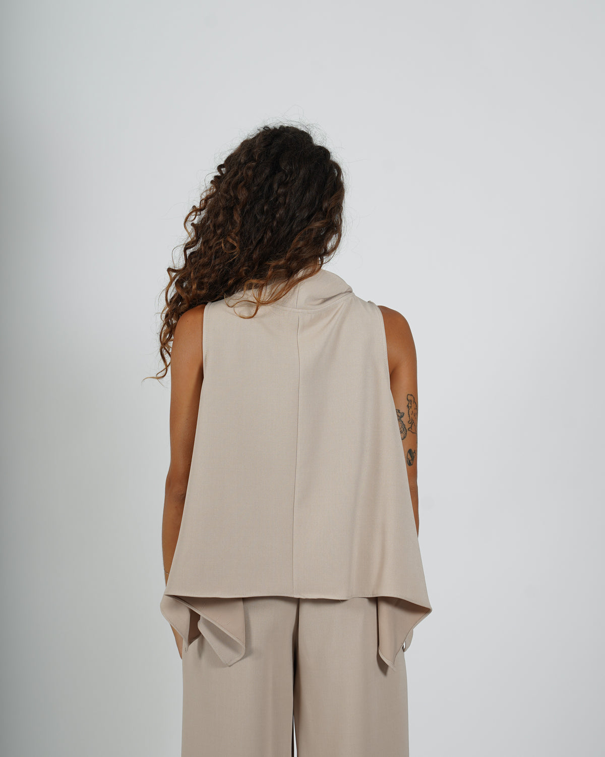 Blusa smanicata scollo a gronda - Mirata