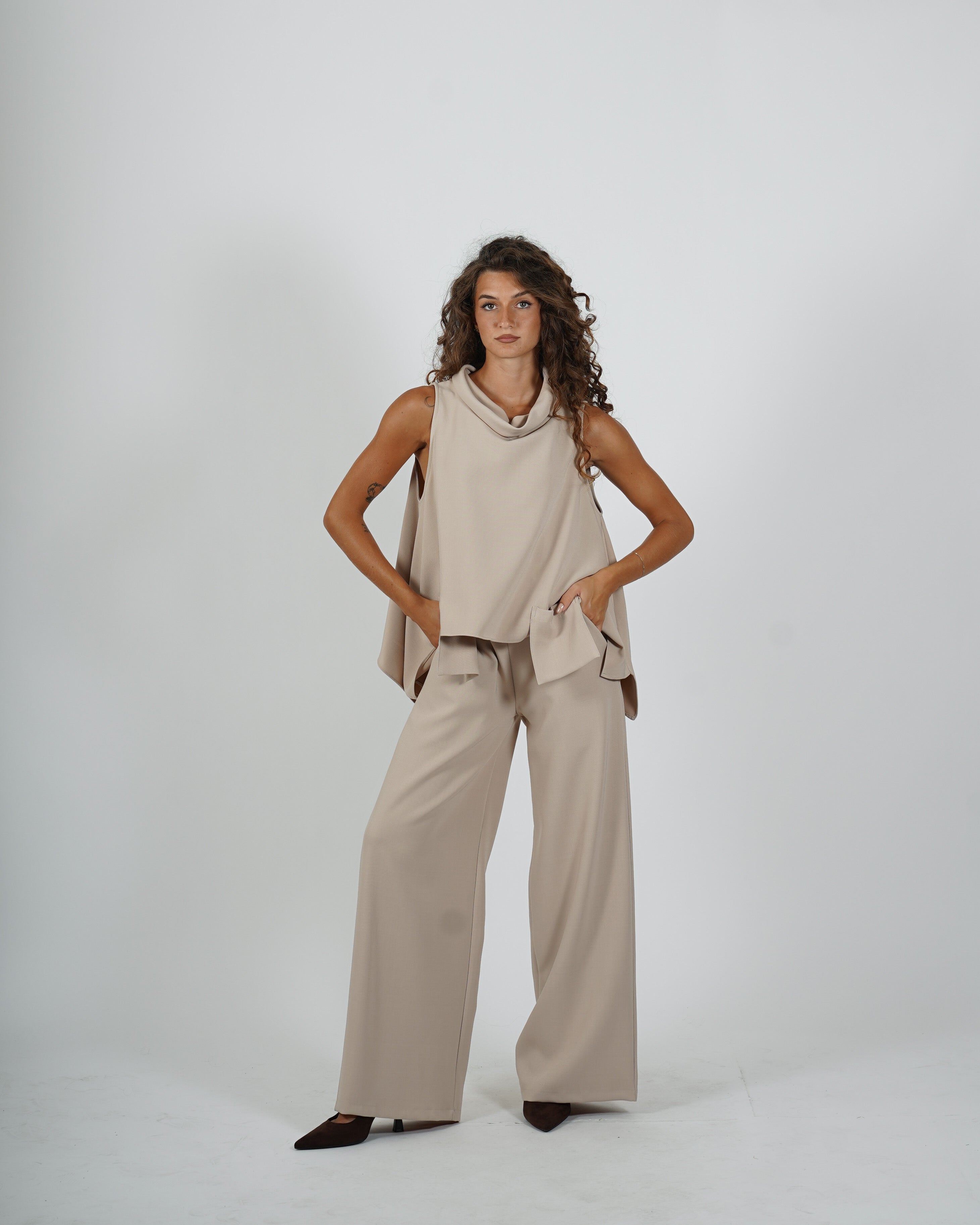 Blusa smanicata scollo a gronda - Mirata