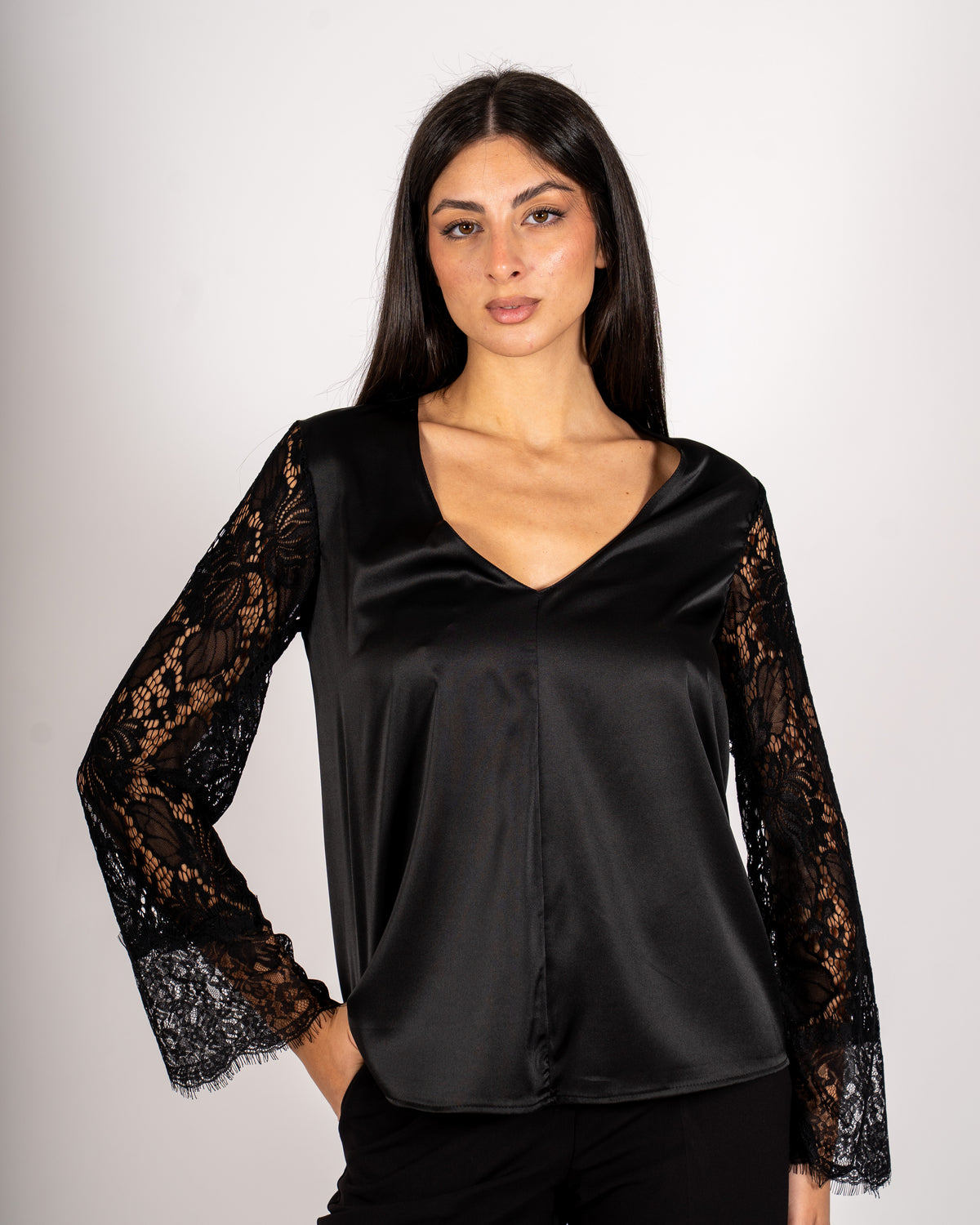 Blusa scollo a v con manica in pizzo macramè - Sbiadita