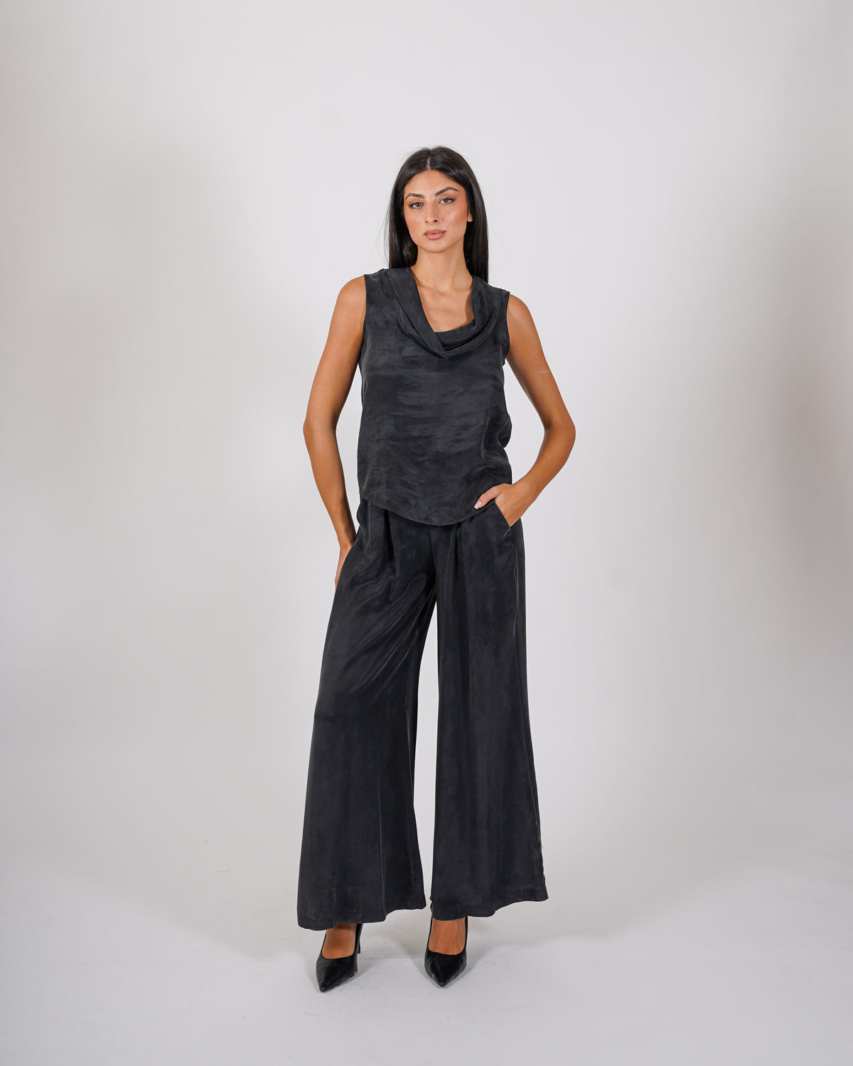 Blusa smanicata con collo ampio e fluido - Giacinta