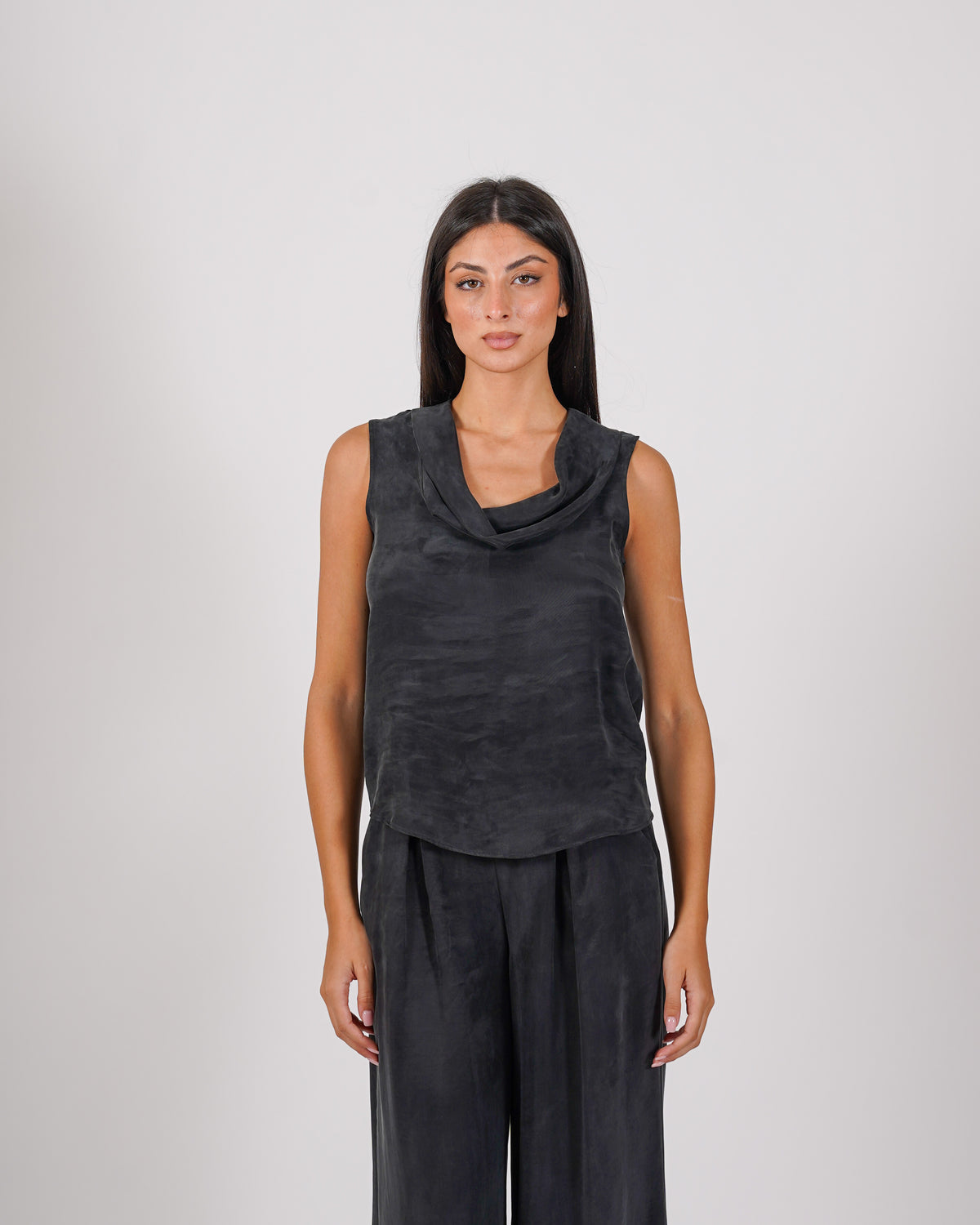 Blusa smanicata con collo ampio e fluido - Giacinta