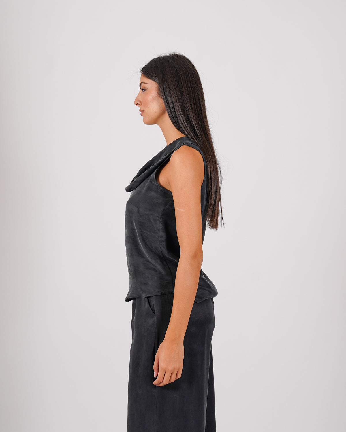 Blusa smanicata con collo ampio e fluido - Giacinta