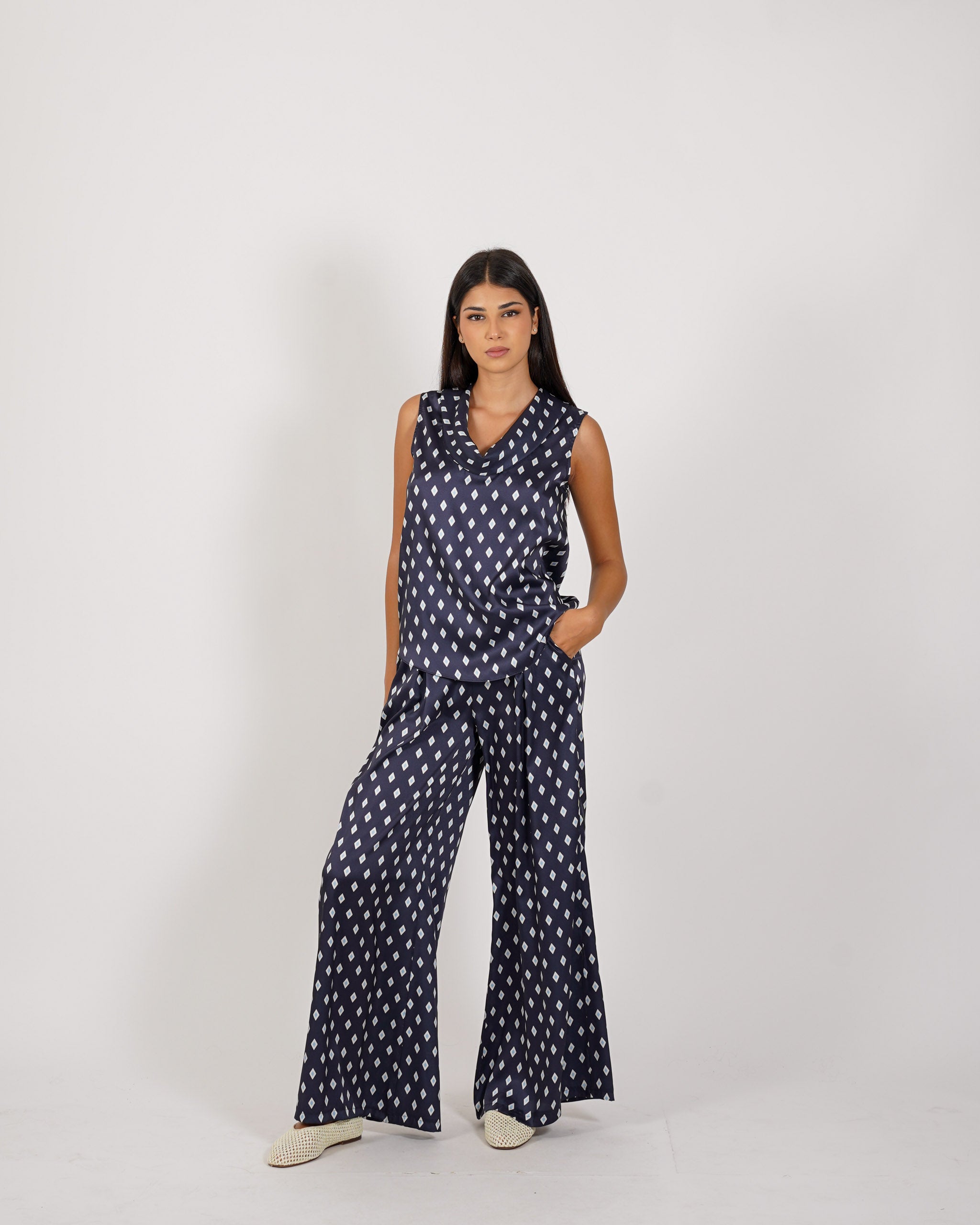 Blusa smanicata con collo ampio e fluido - Giacinta