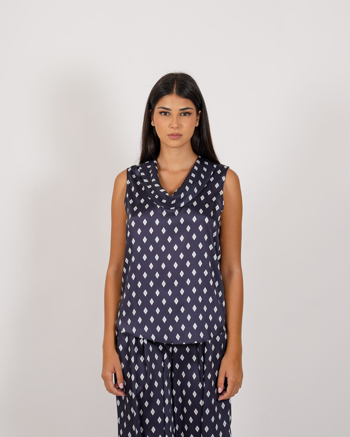 Blusa smanicata con collo ampio e fluido - Giacinta