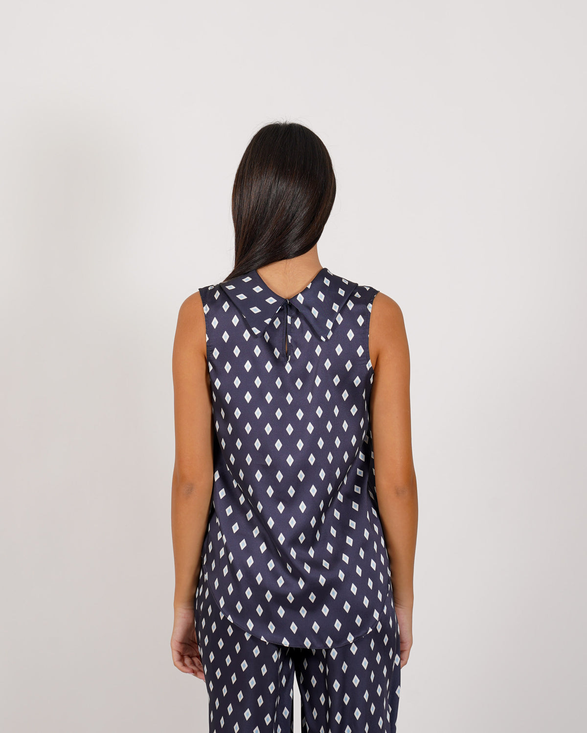Blusa smanicata con collo ampio e fluido - Giacinta