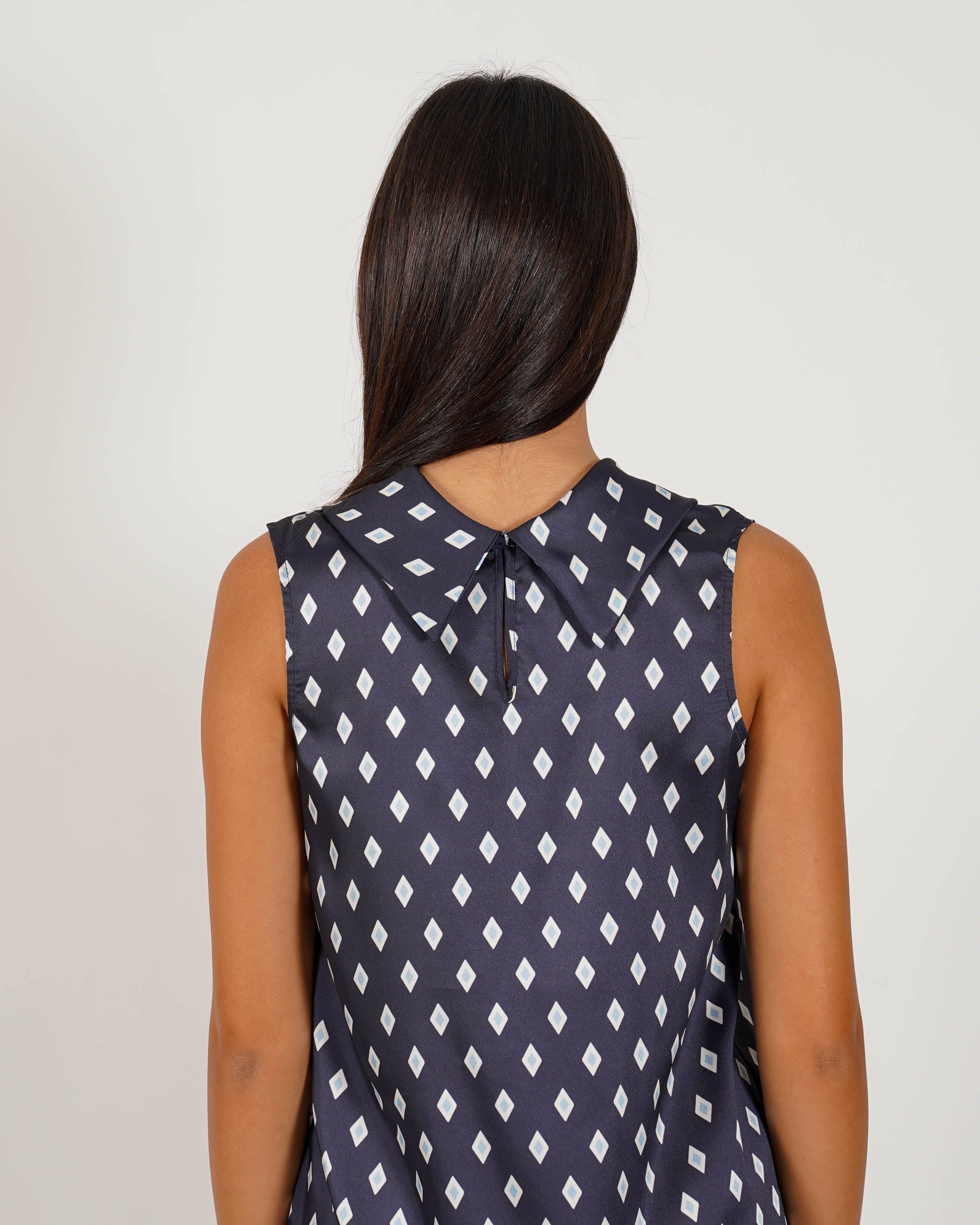 Blusa smanicata con collo ampio e fluido - Giacinta