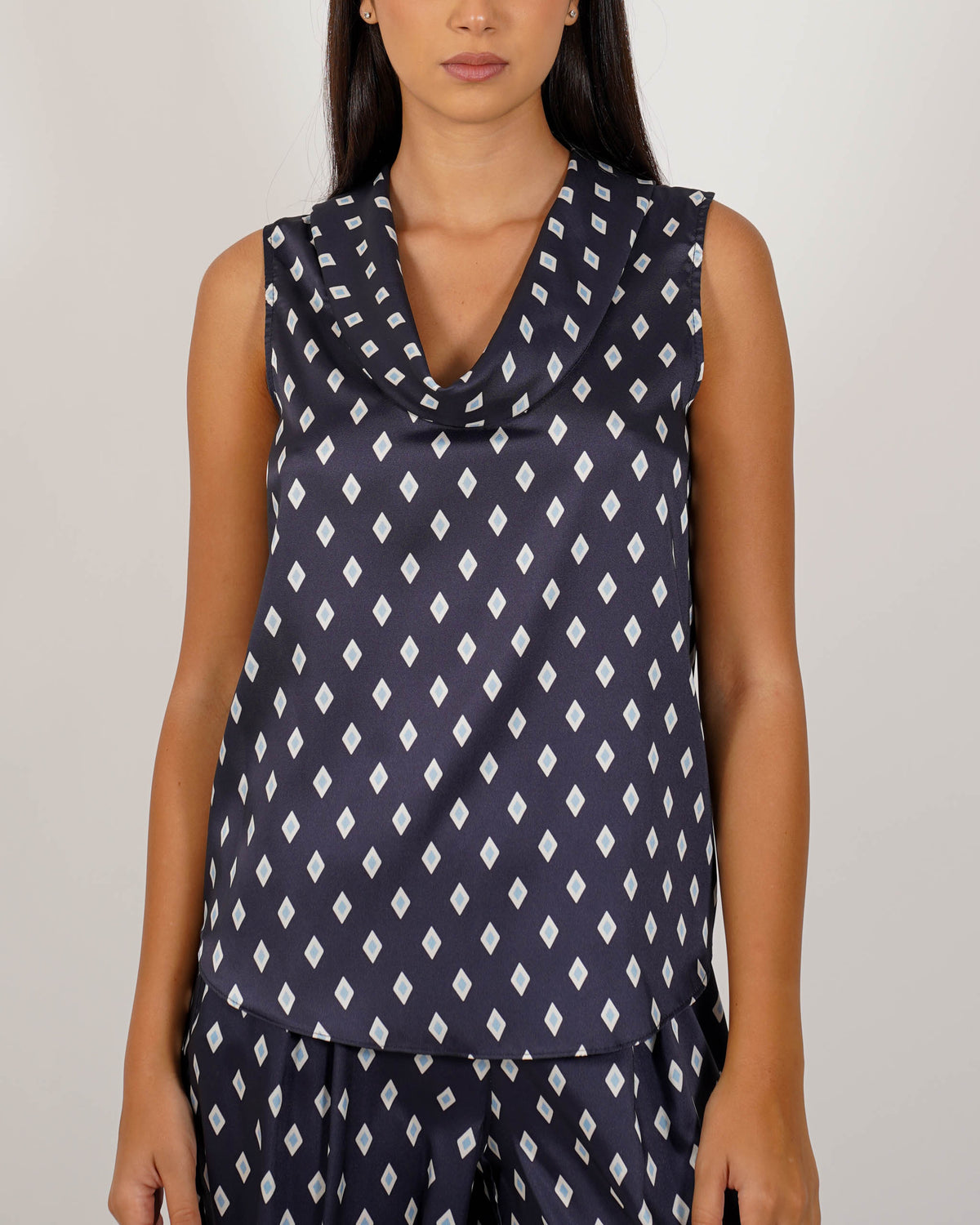 Blusa smanicata con collo ampio e fluido - Giacinta