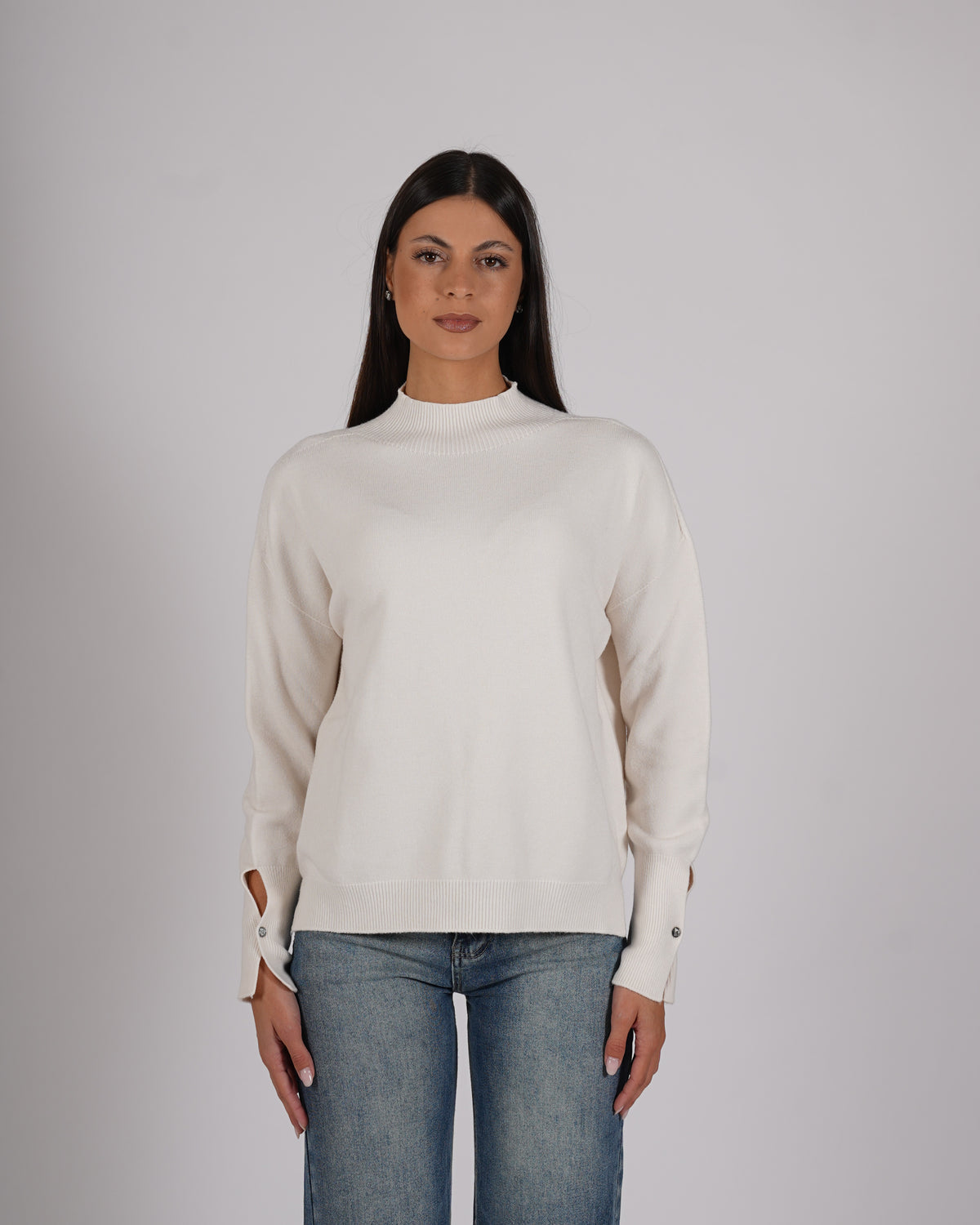 Maglia collo alto con bottone gioiello e spacco - Maisy