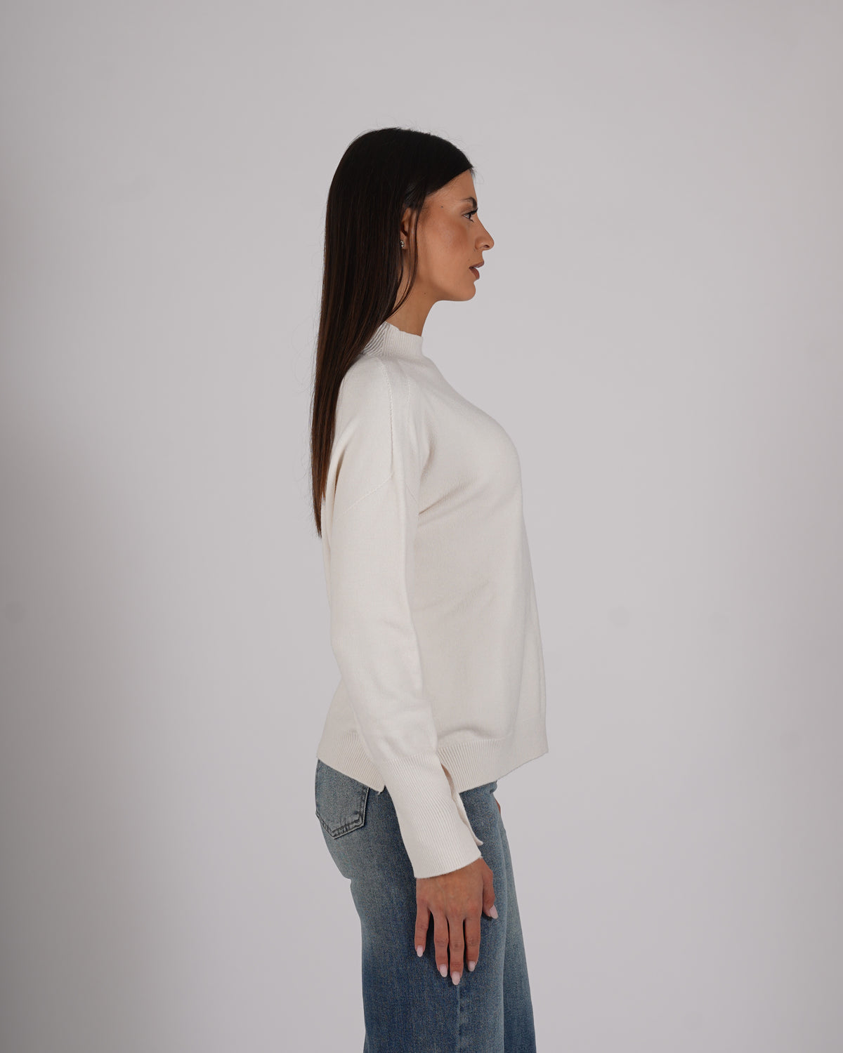 Maglia collo alto con bottone gioiello e spacco - Maisy