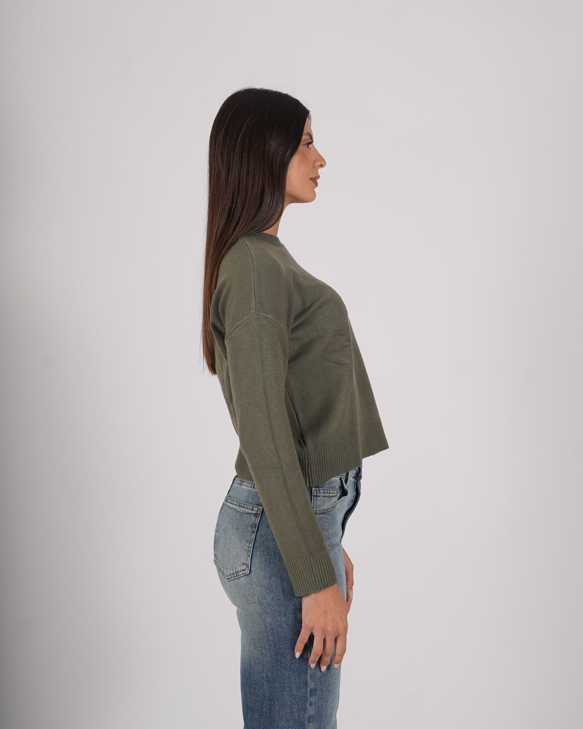 Maglia collo alto con bottone gioiello e spacco - Maisy