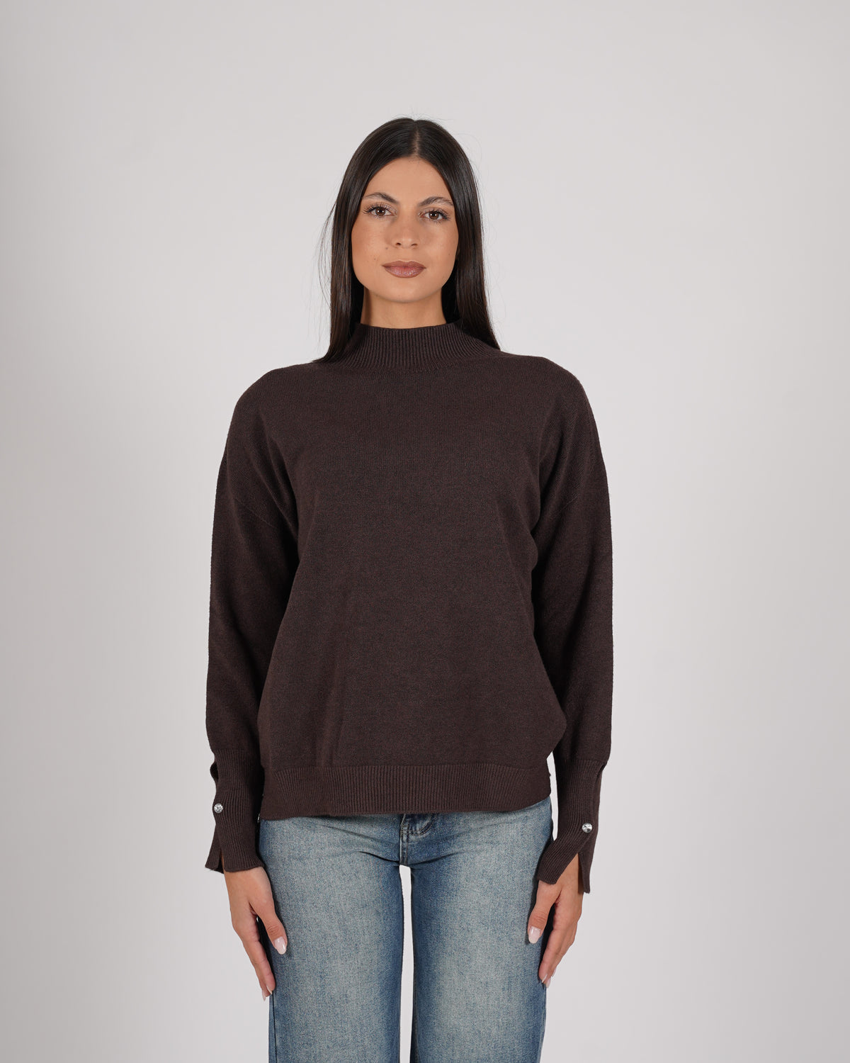 Maglia collo alto con bottone gioiello e spacco - Maisy