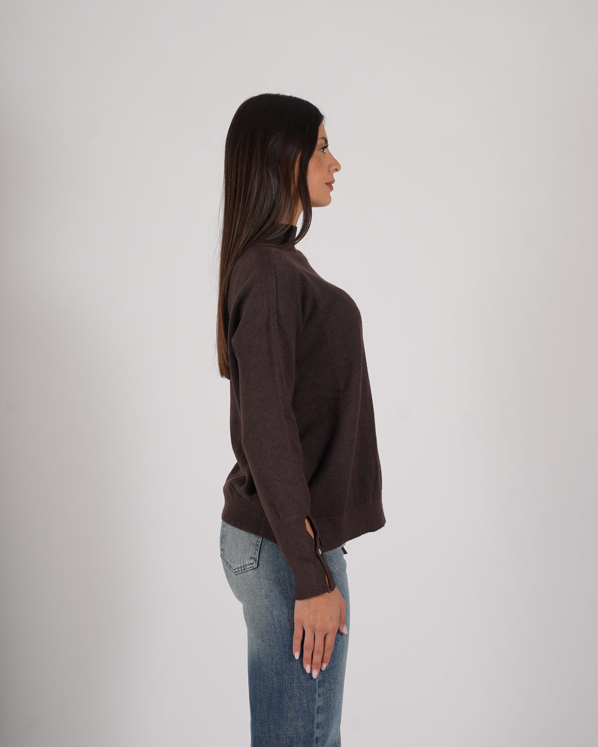 Maglia collo alto con bottone gioiello e spacco - Maisy