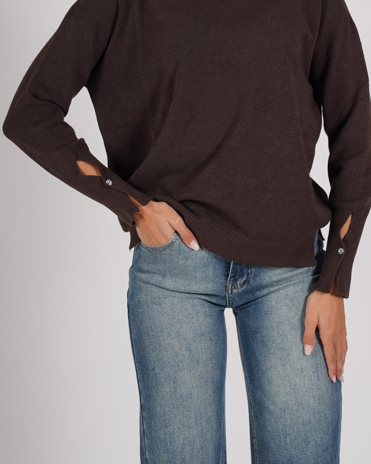 Maglia collo alto con bottone gioiello e spacco - Maisy